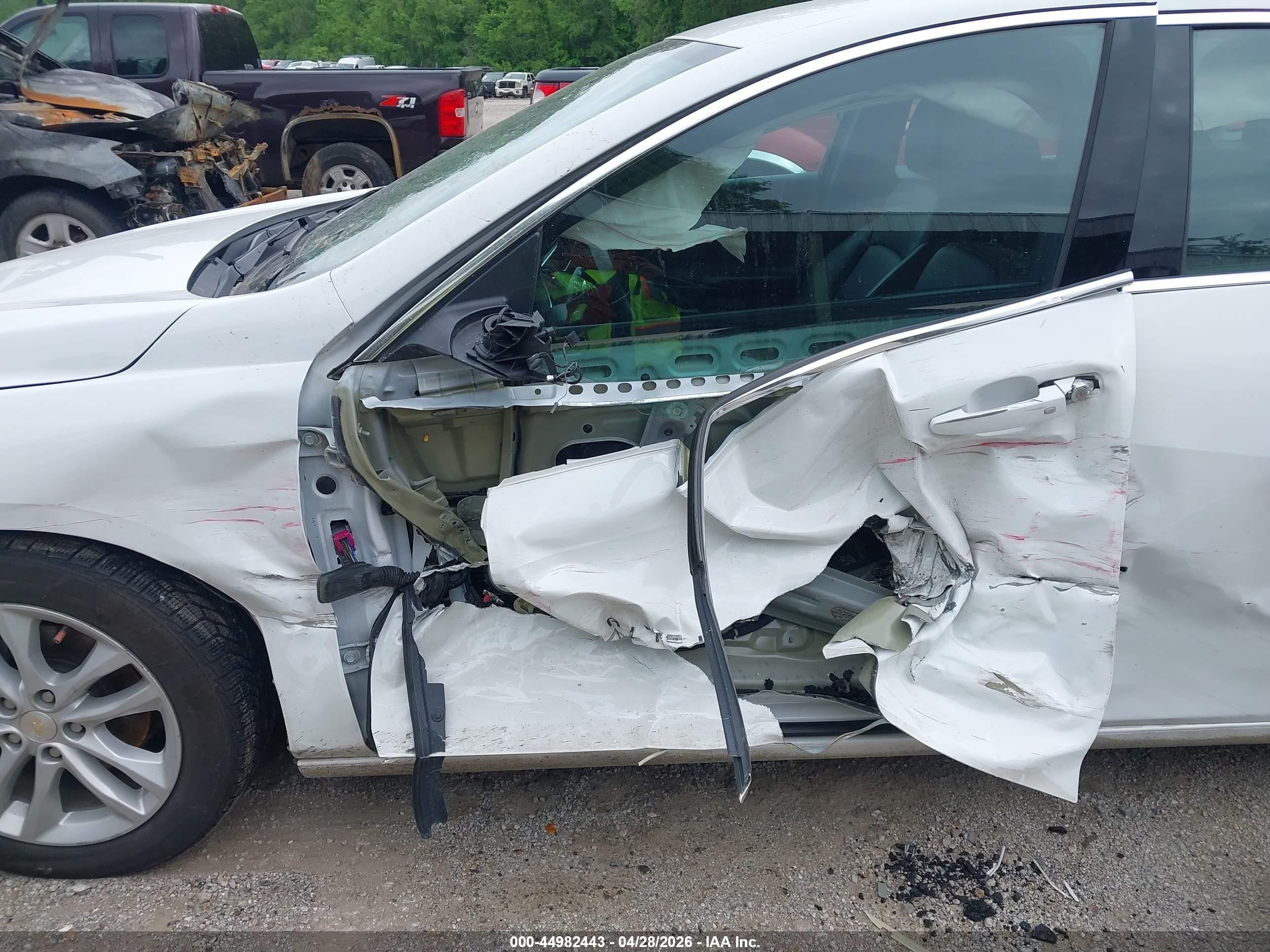 2018 Chevrolet Malibu Lt Белый vin: 1G1ZD5ST9JF226450