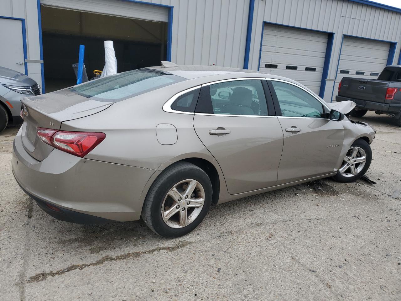 2022 Chevrolet Malibu Lt Золотой vin: 1G1ZD5ST9NF134938 Damage: Right Qtr Panel, Dent(S) W/ Paint Dmg, 3 To 4 Inches
