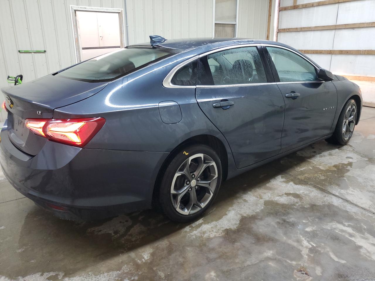 2020 Chevrolet Malibu Lt Синий vin: 1G1ZD5STXLF111925 Damage: Right Rear Tire, Worn, Replacement Required