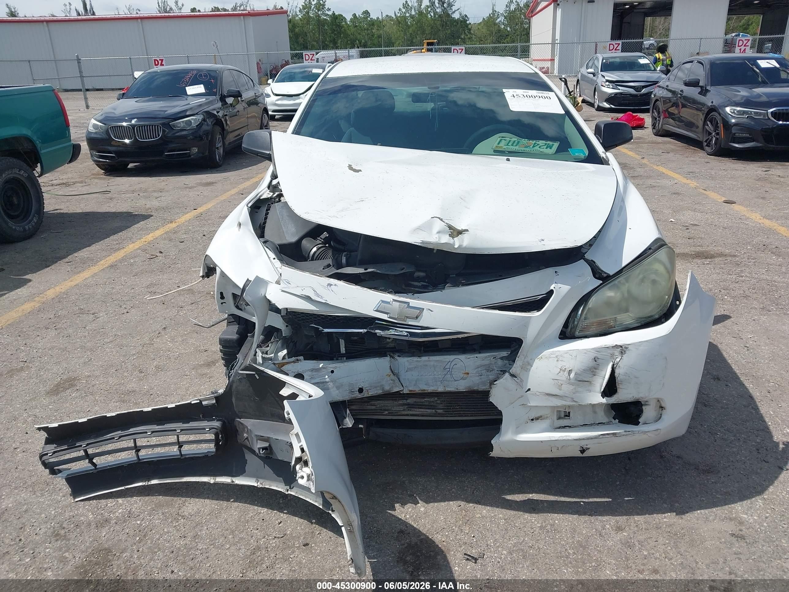 2009 Chevrolet Malibu Ls White vin: 1G1ZG57B69F214534