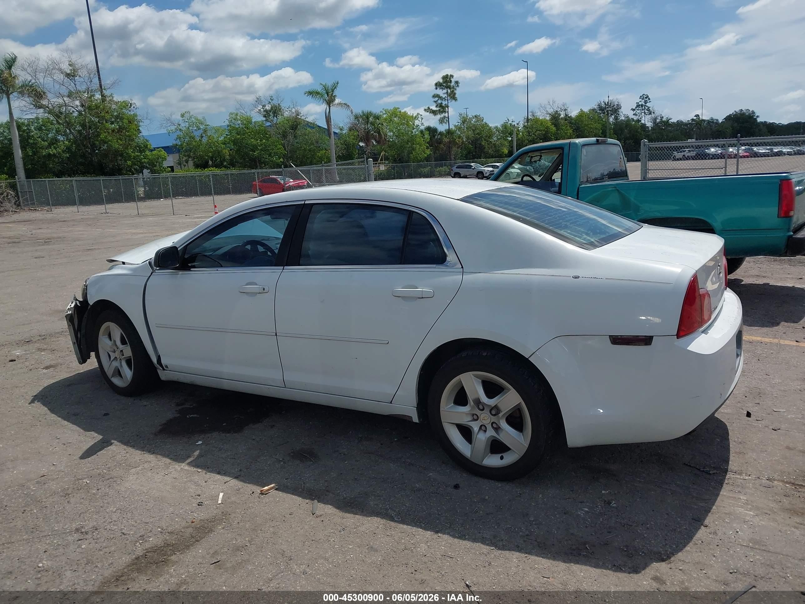 2009 Chevrolet Malibu Ls White vin: 1G1ZG57B69F214534