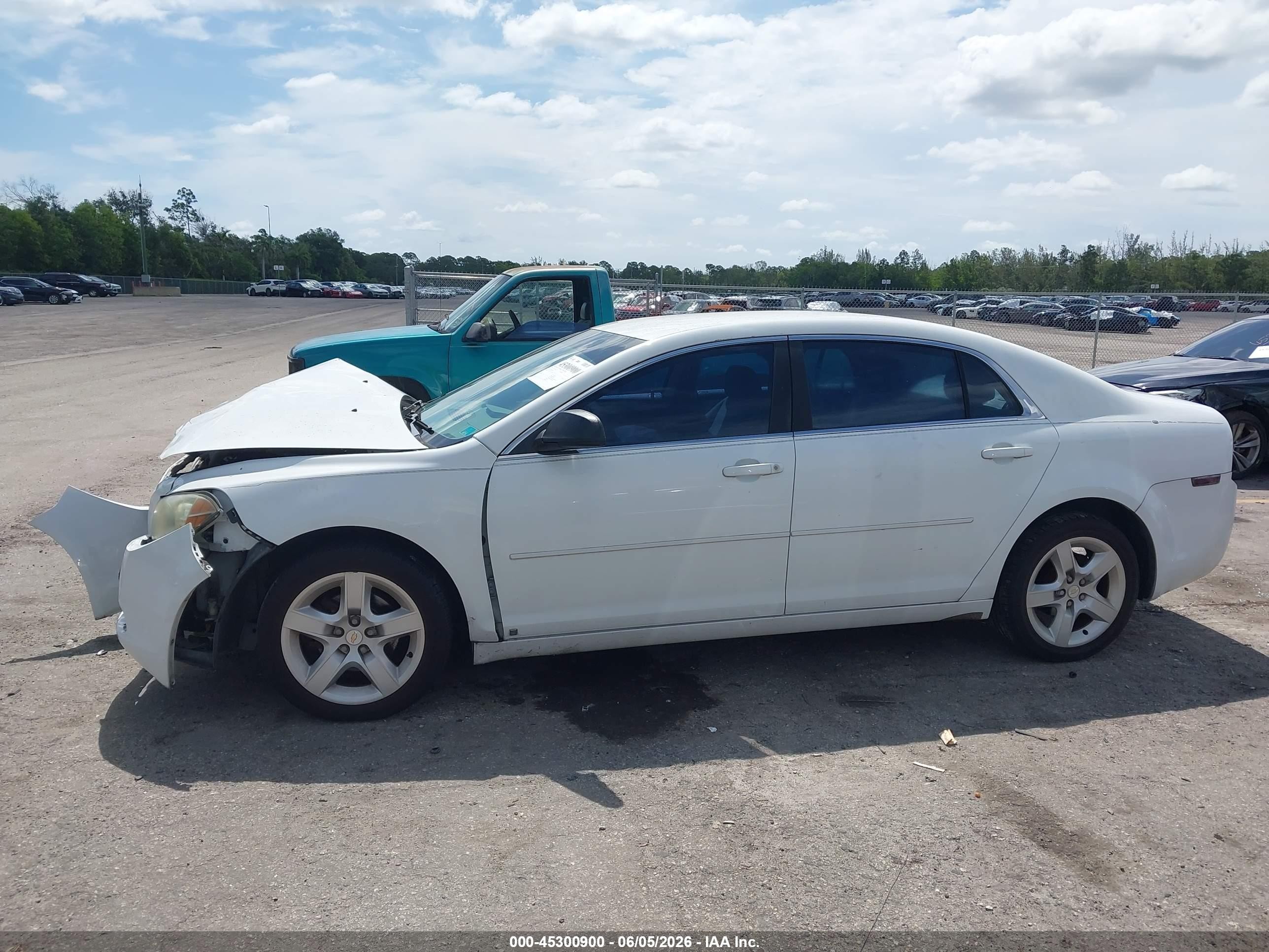 2009 Chevrolet Malibu Ls White vin: 1G1ZG57B69F214534