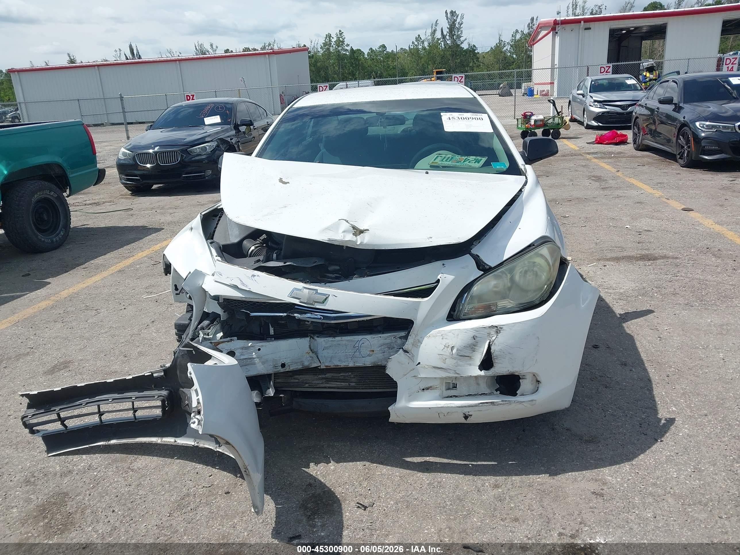 2009 Chevrolet Malibu Ls White vin: 1G1ZG57B69F214534