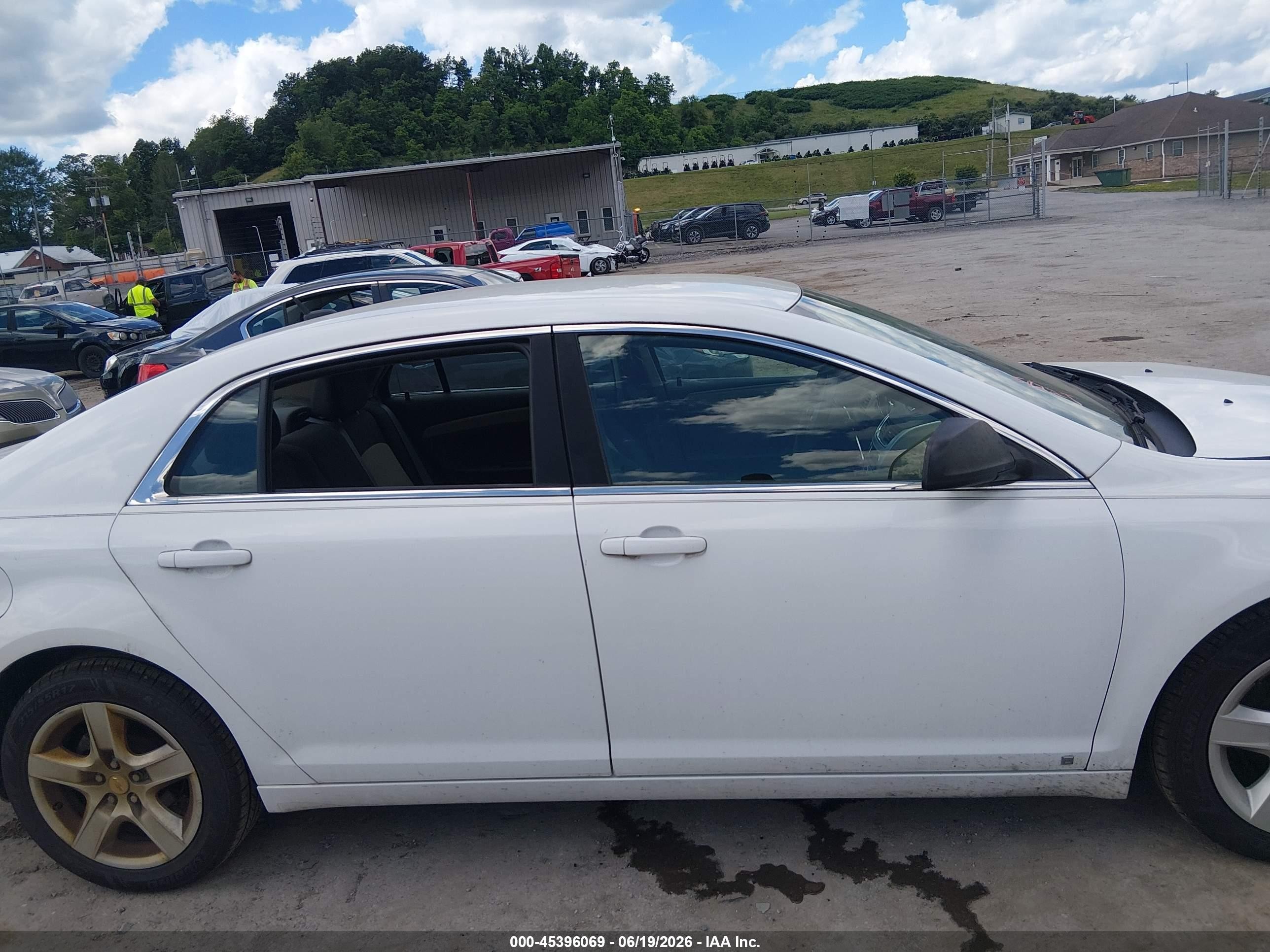2009 Chevrolet Malibu Ls White vin: 1G1ZG57B894205054