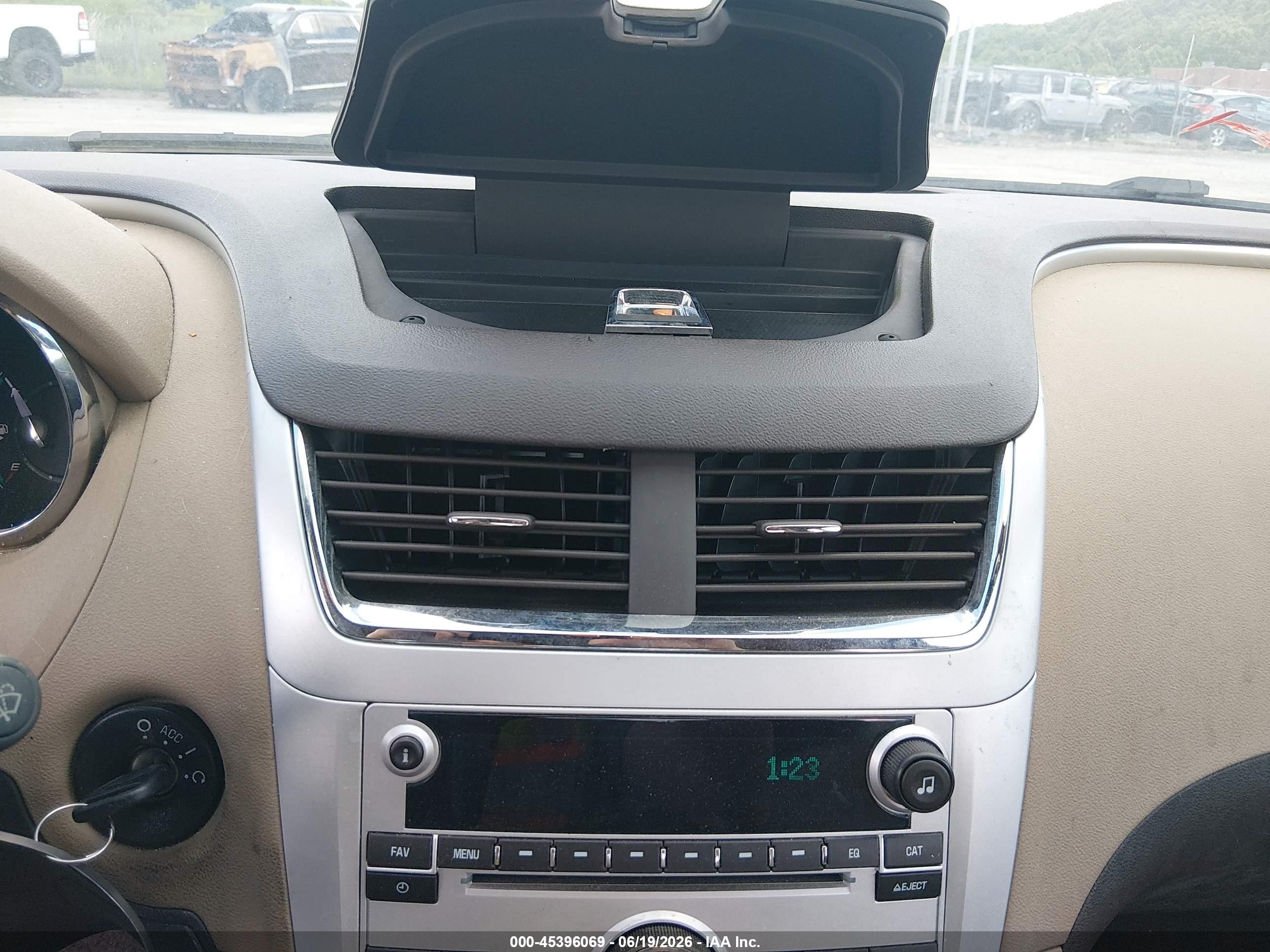2009 Chevrolet Malibu Ls White vin: 1G1ZG57B894205054