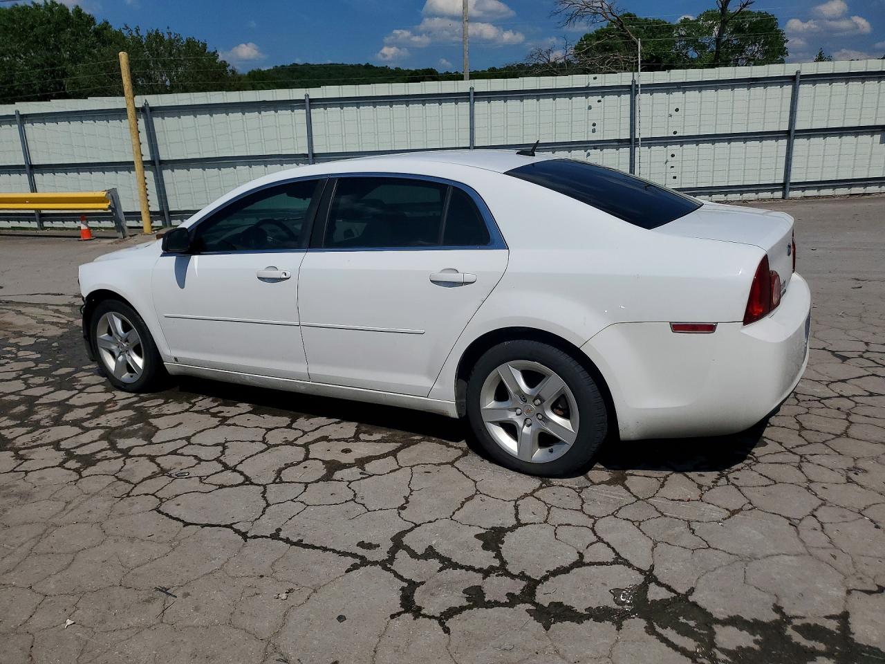 2009 Chevrolet Malibu Ls White vin: 1G1ZG57B89F235515
