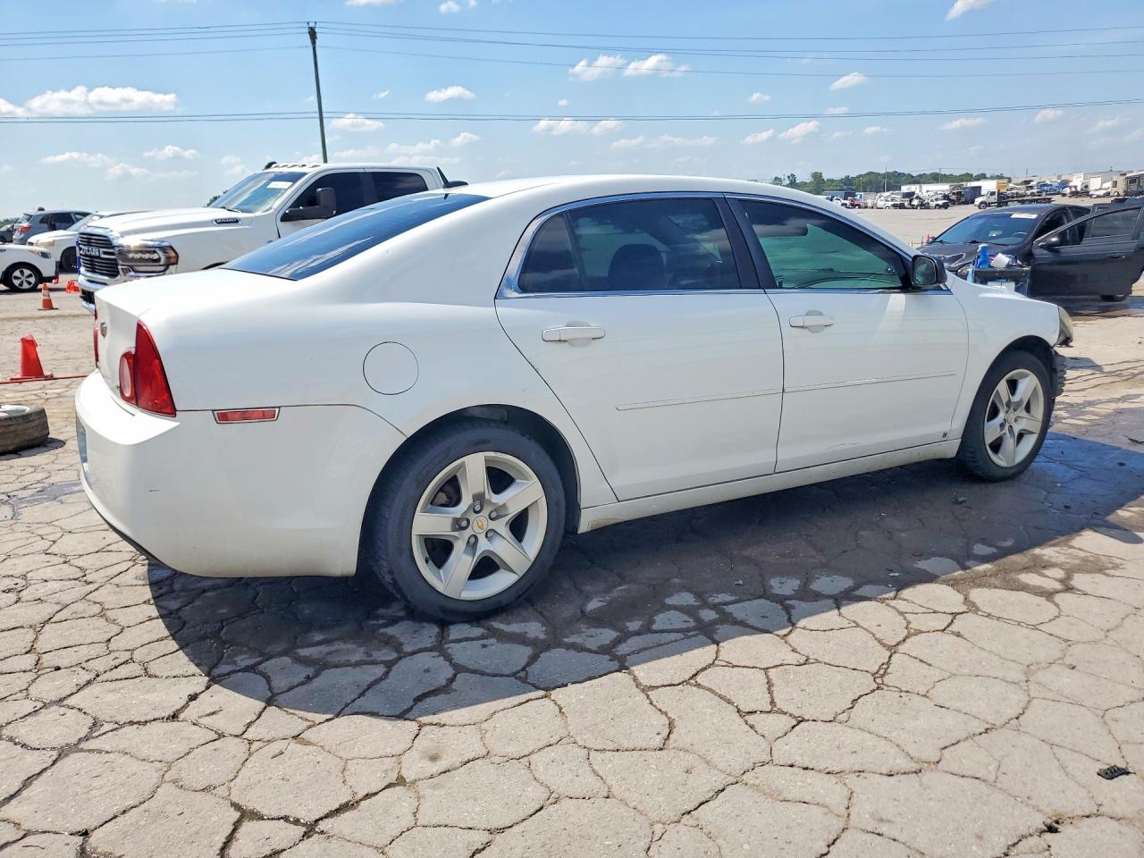 2009 Chevrolet Malibu Ls White vin: 1G1ZG57B89F235515