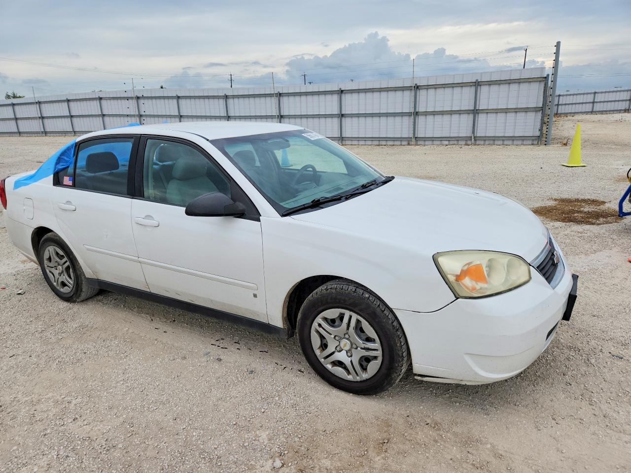 2007 Chevrolet Malibu Ls White vin: 1G1ZS58F87F291421
