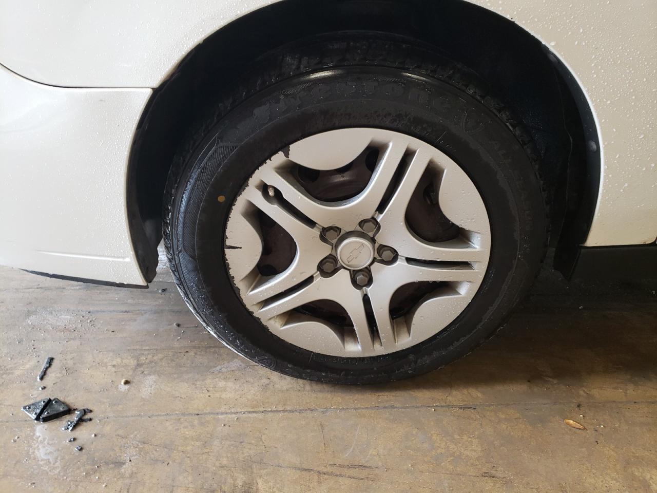 2007 Chevrolet Malibu Ls White vin: 1G1ZS58N37F292144 Damage: Left Front Wheel Cover, Curb Rash, > 12 Inches