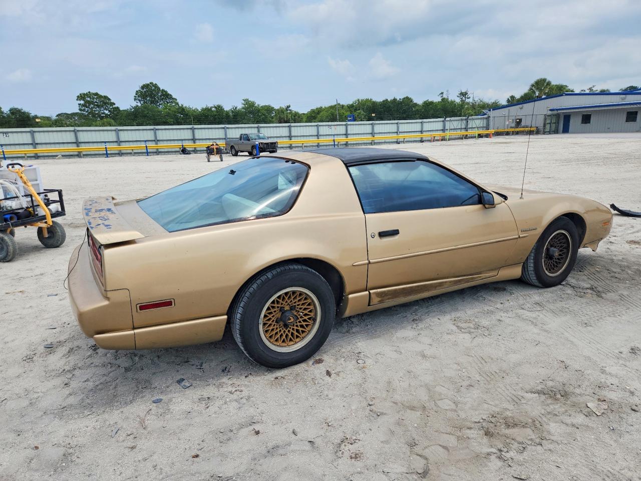 1992 Pontiac Firebird Base Золотой vin: 1G2FS23EXNL214396
