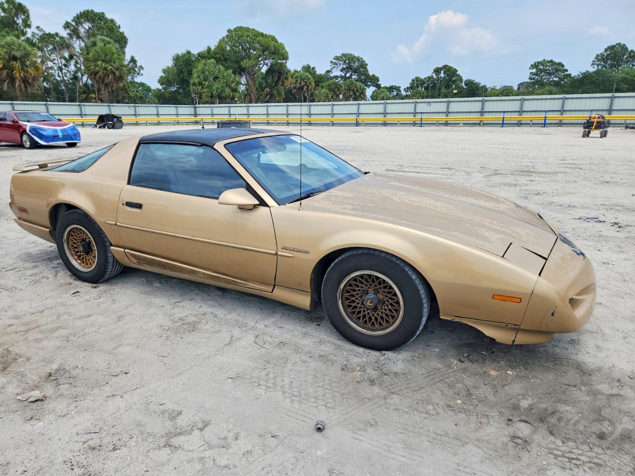 1992 Pontiac Firebird Base Золотой vin: 1G2FS23EXNL214396