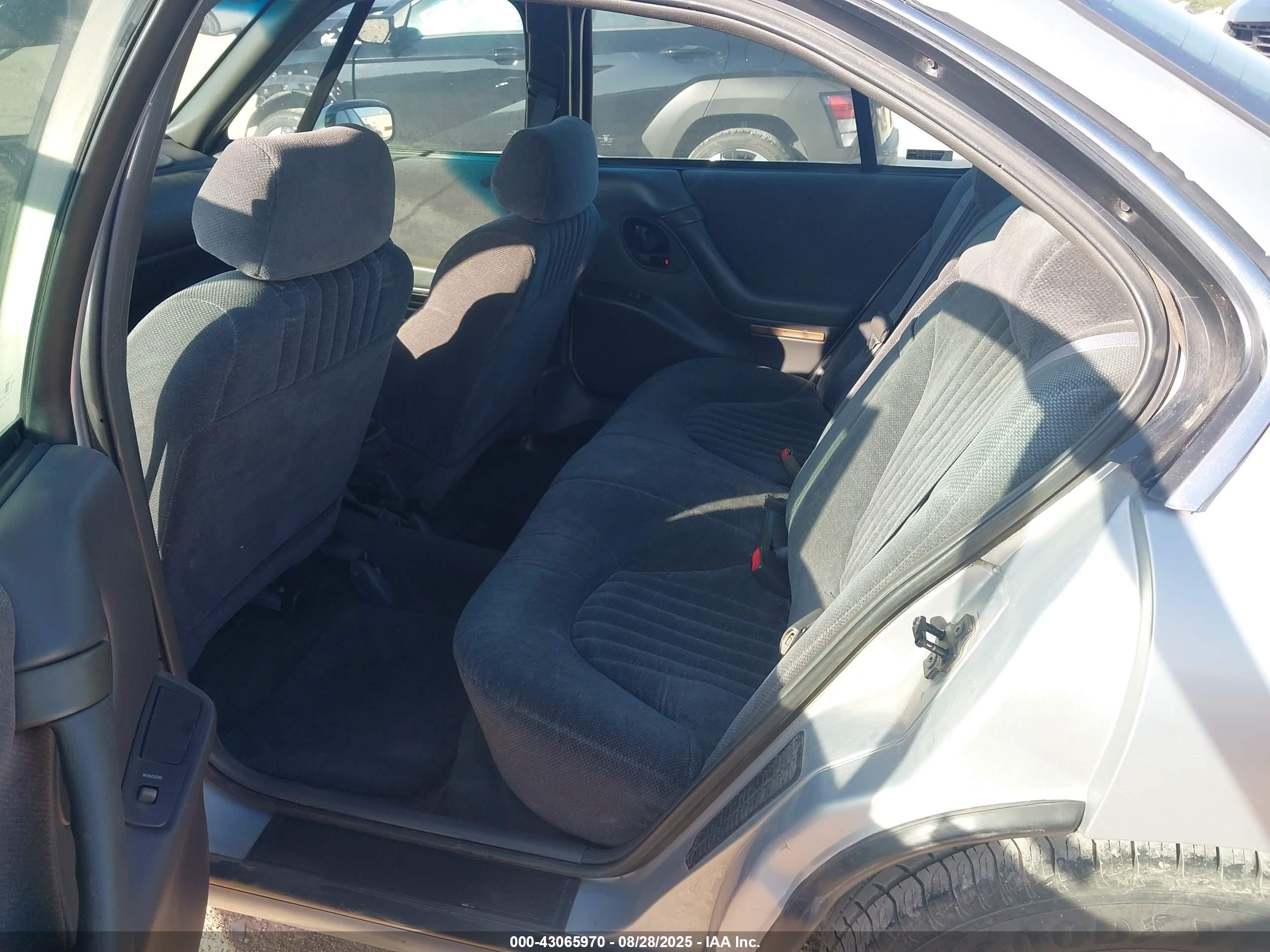 1998 Pontiac Bonneville Se Серебряный vin: 1G2HX52K0W4208332