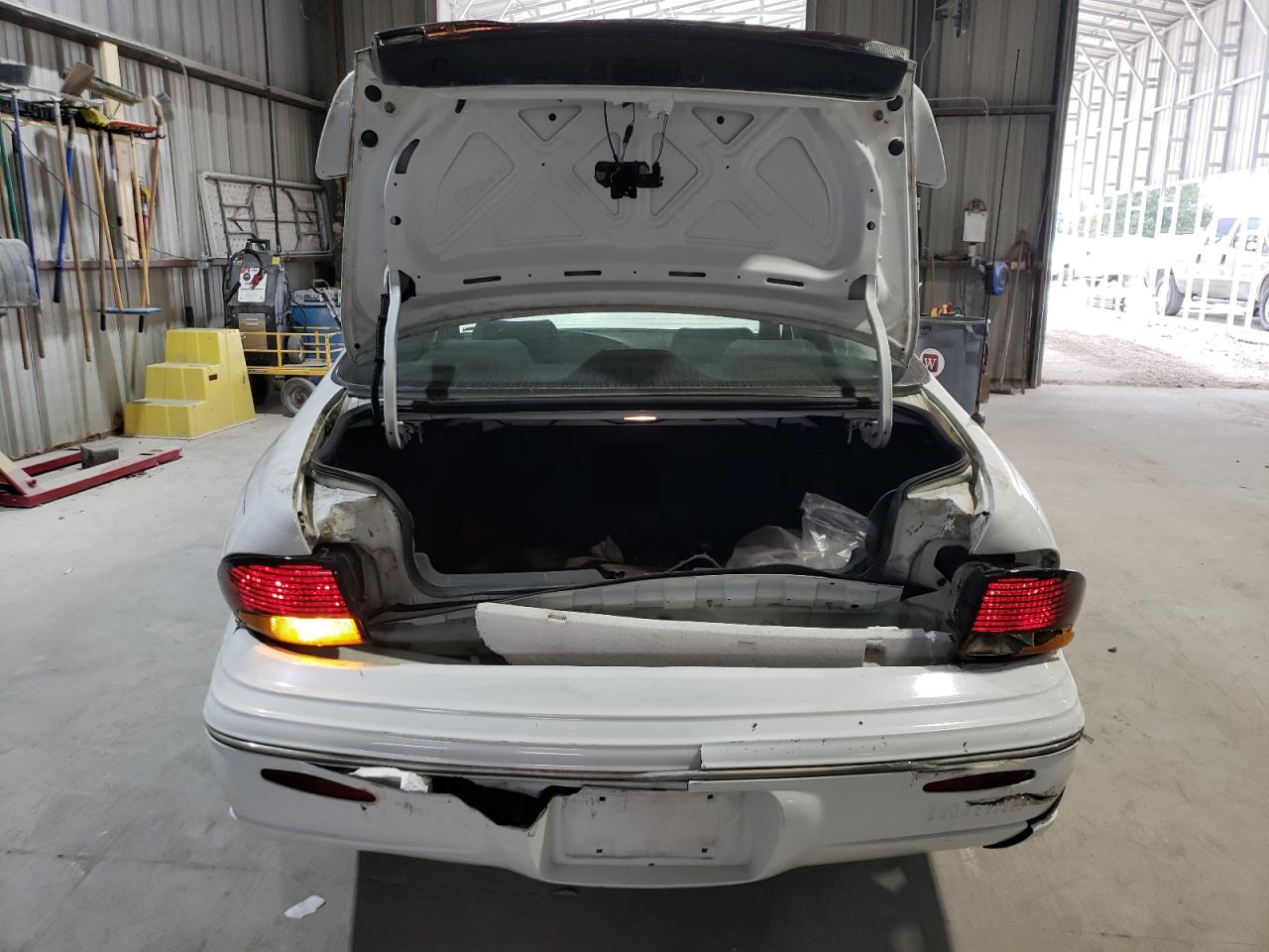 1998 Pontiac Bonneville Se White vin: 1G2HX52K4W4235128