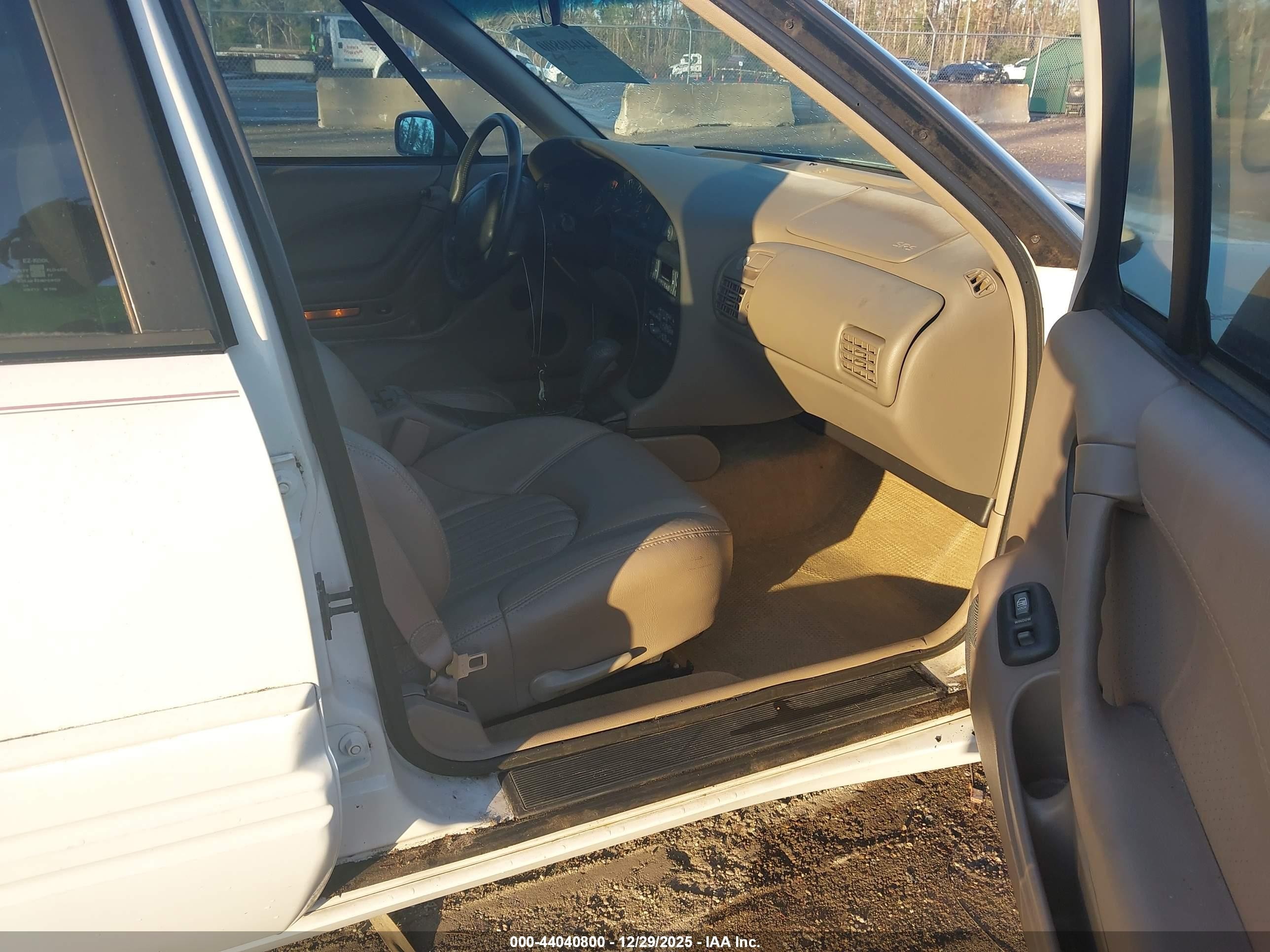 1998 Pontiac Bonneville Se White vin: 1G2HX52KXWH228645