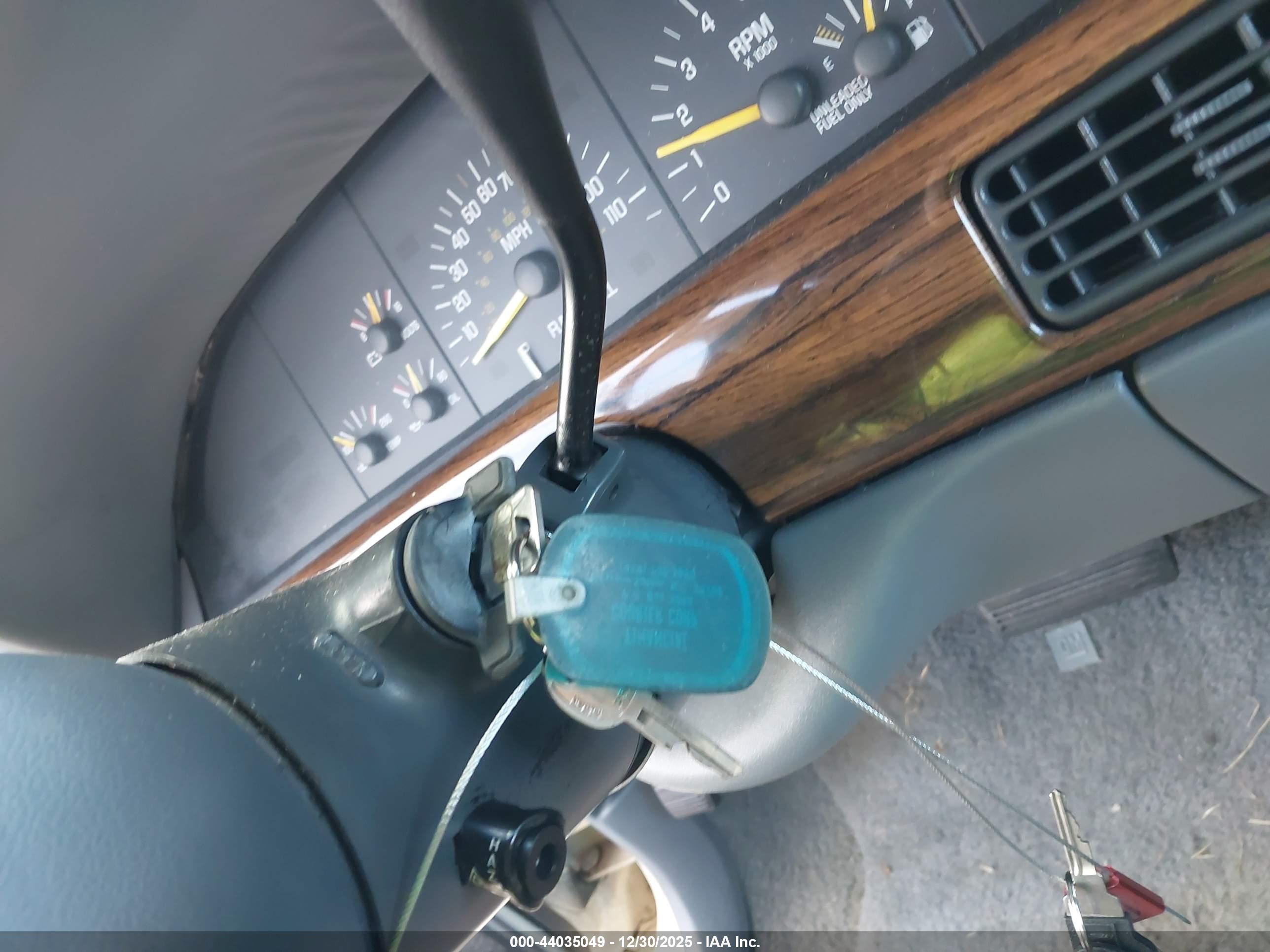 1989 Pontiac Bonneville Le Белый vin: 1G2HX54C5KW249589