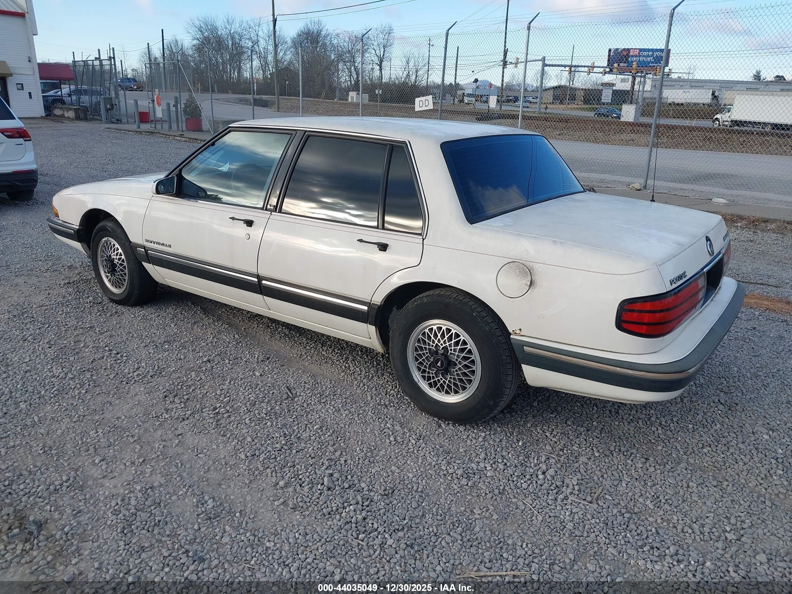 1989 Pontiac Bonneville Le Белый vin: 1G2HX54C5KW249589