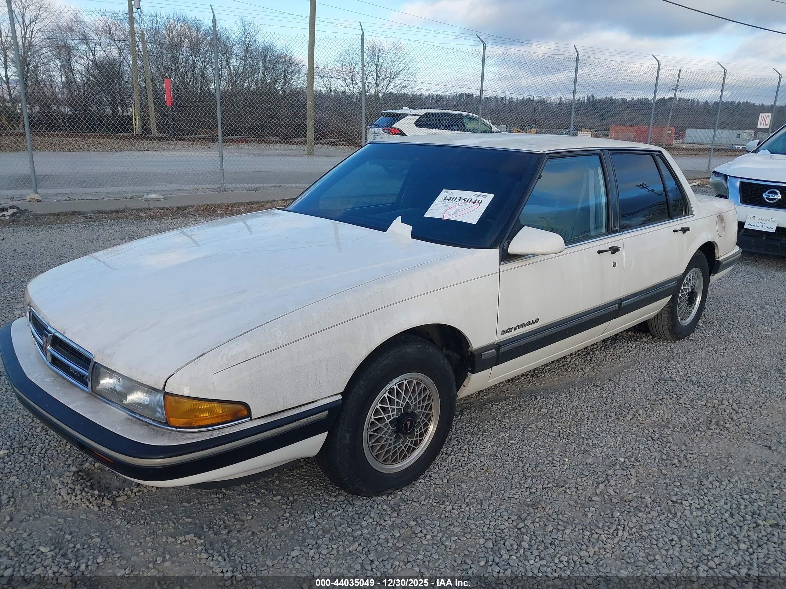 1989 Pontiac Bonneville Le Белый vin: 1G2HX54C5KW249589