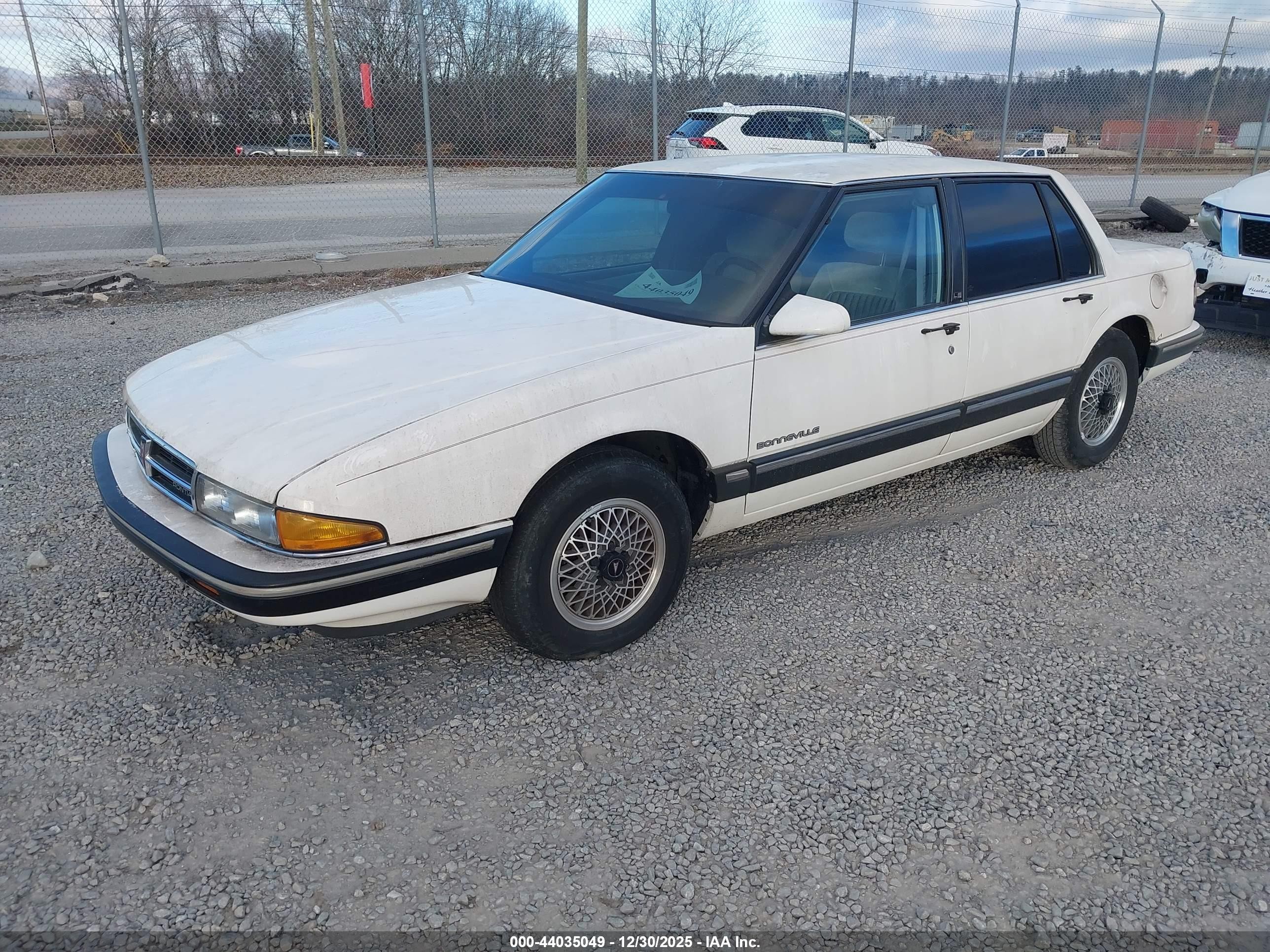 1989 Pontiac Bonneville Le Белый vin: 1G2HX54C5KW249589