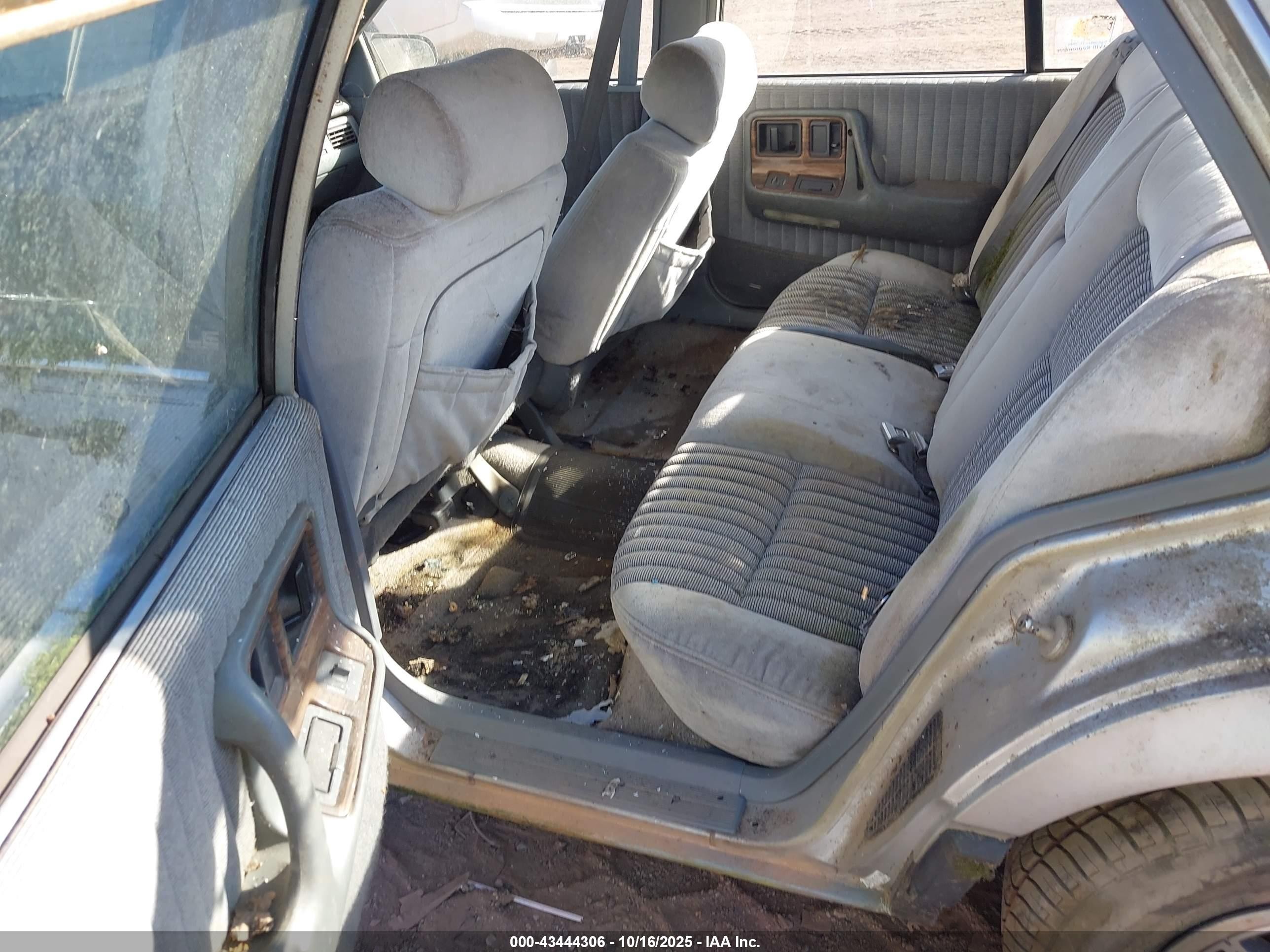 1989 Pontiac Bonneville Le Silver vin: 1G2HX54CXKW249703