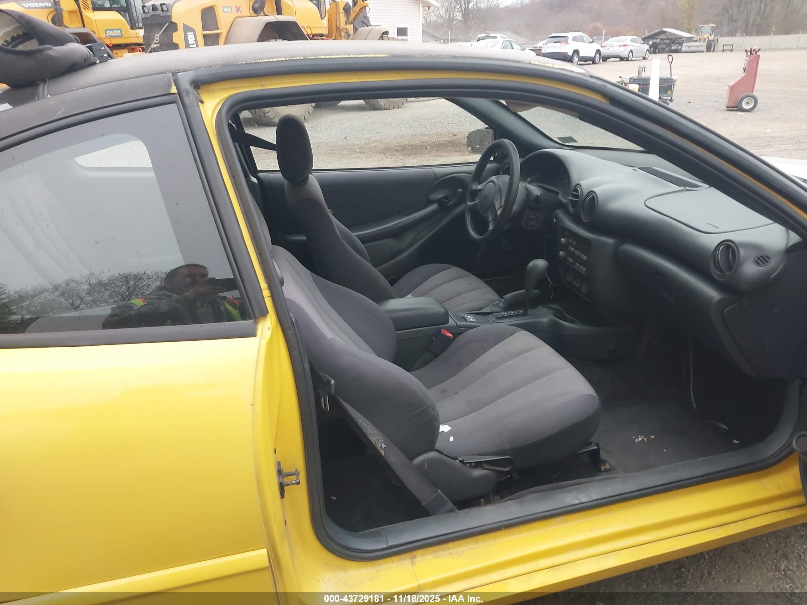 2004 Pontiac Sunfire   Yellow vin: 1G2JB12F247210543