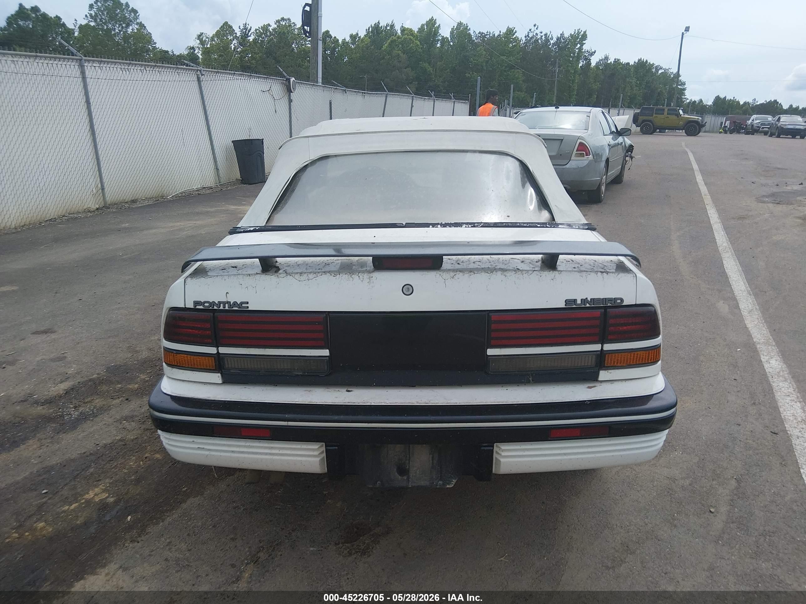 1991 Pontiac Sunbird Le Red vin: 1G2JB34T2M7609919