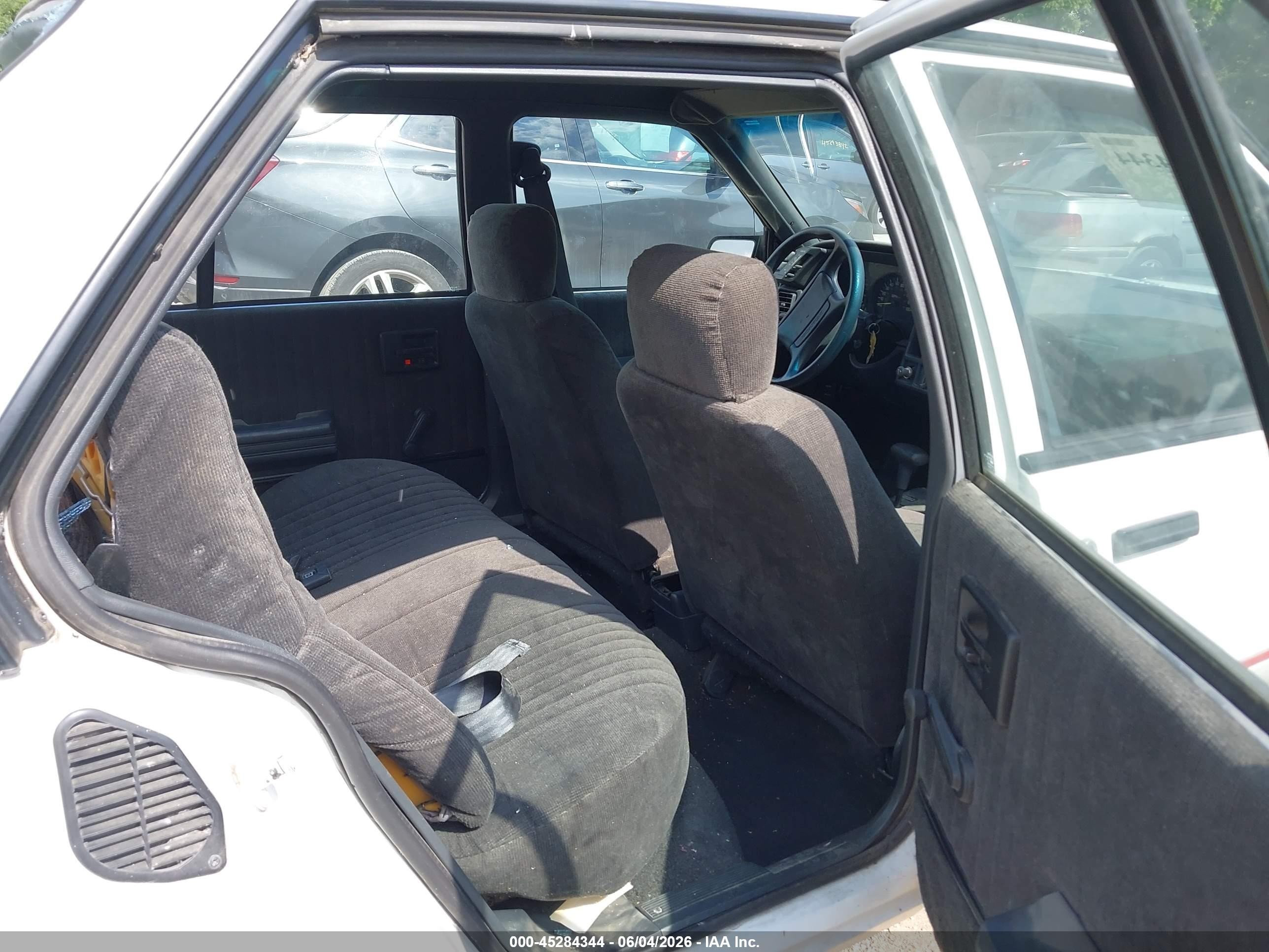 1994 Pontiac Sunbird Le White vin: 1G2JB54H5R7582455