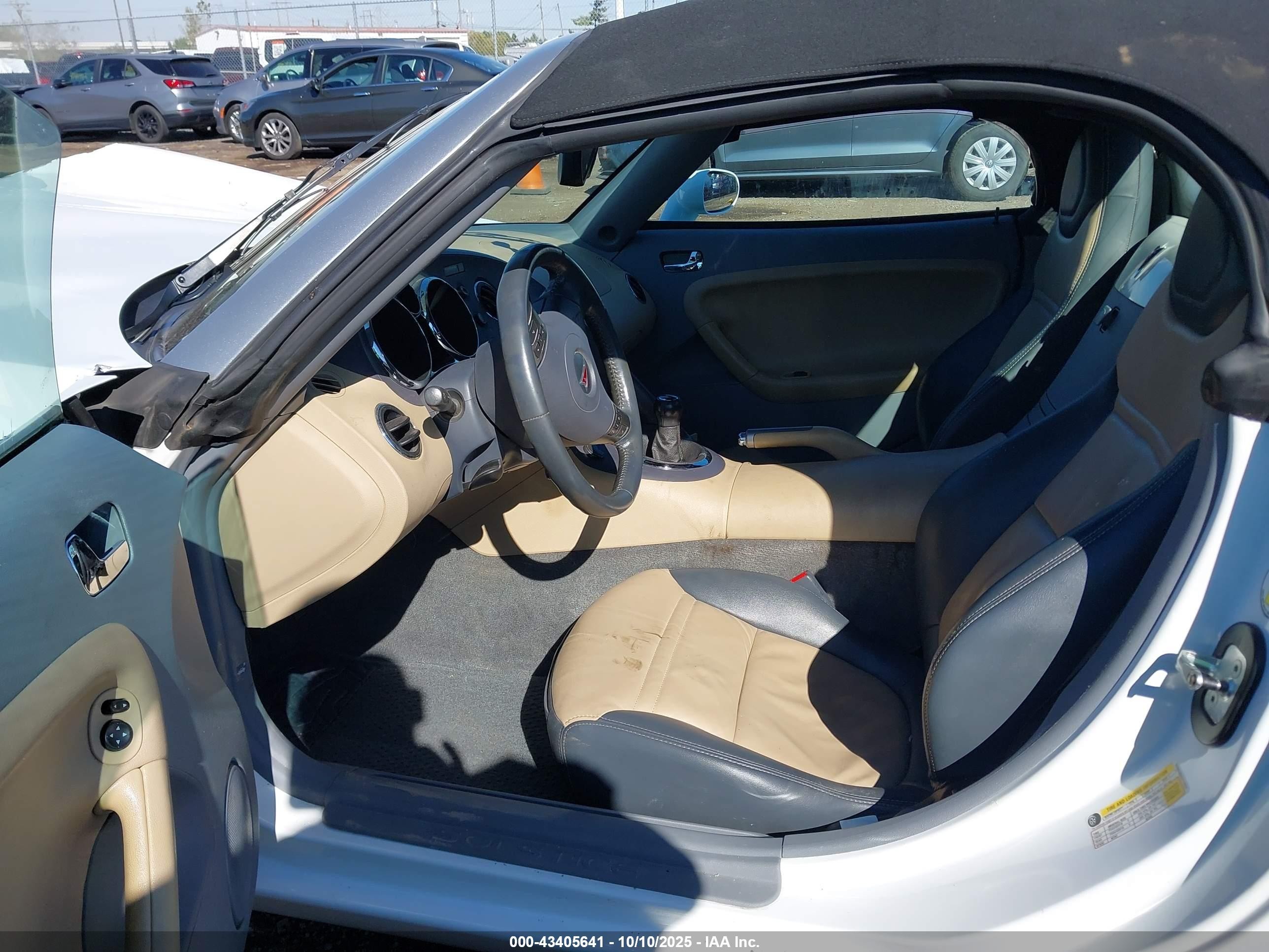 2006 Pontiac Solstice   White vin: 1G2MB35B26Y118928
