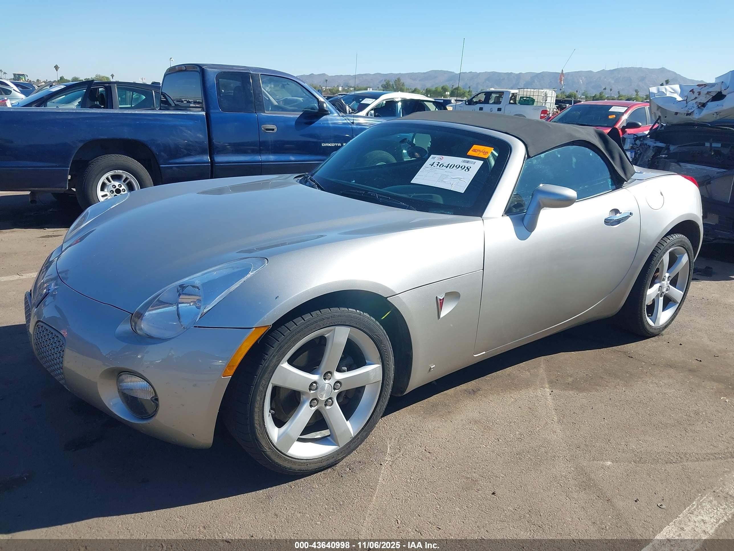 2007 Pontiac Solstice   Silver vin: 1G2MB35B47Y117331