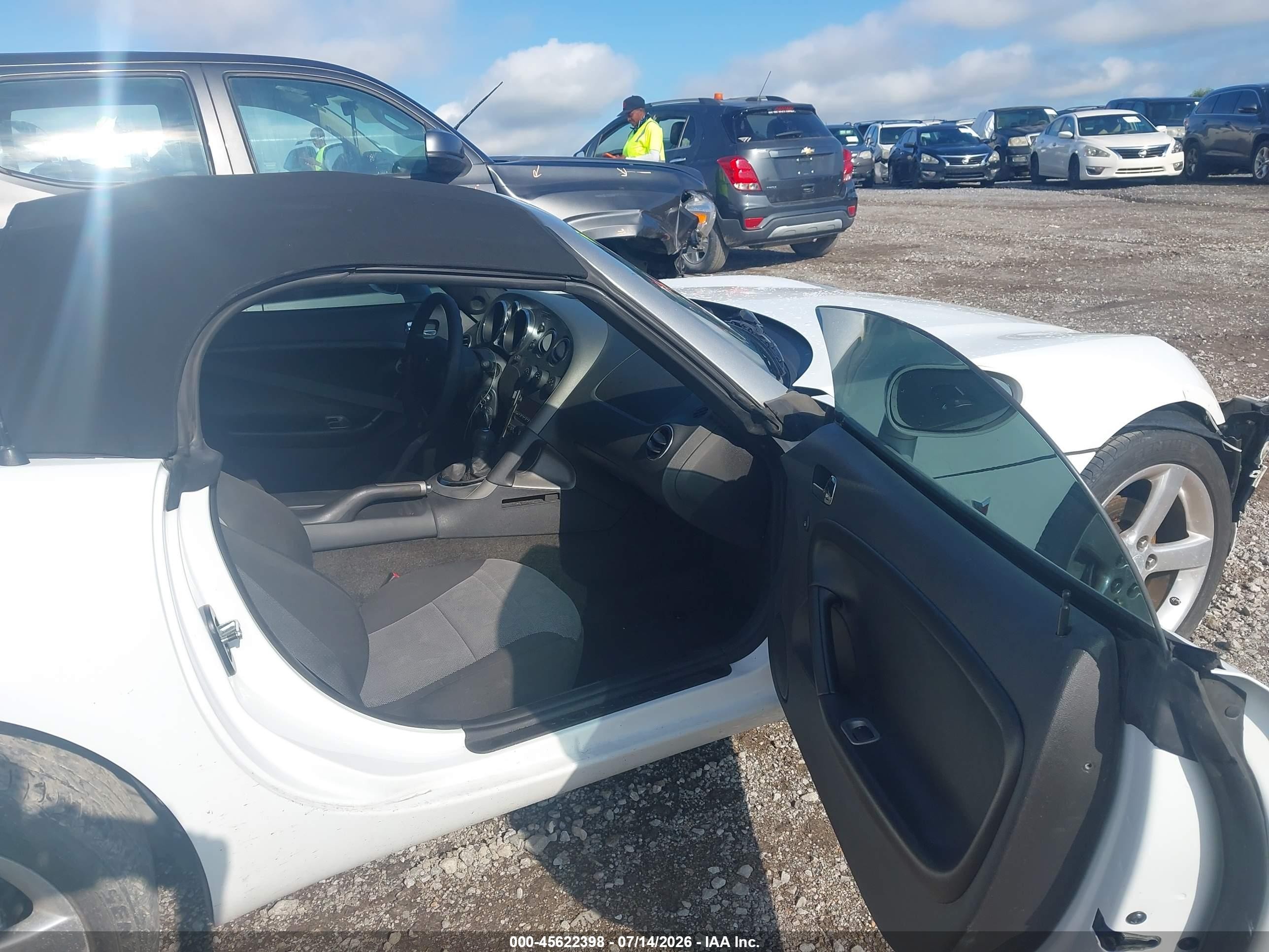 2008 Pontiac Solstice   White vin: 1G2MB35B88Y102462