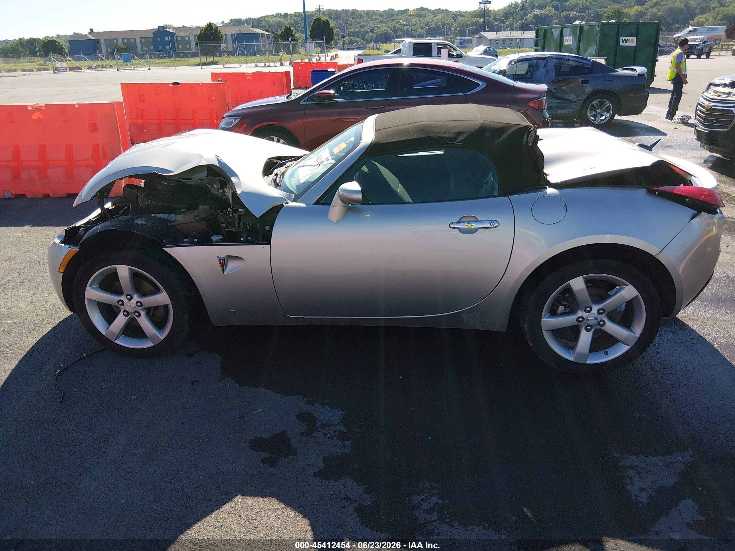 2008 Pontiac Solstice Silver vin: 1G2MB35B98Y100560
