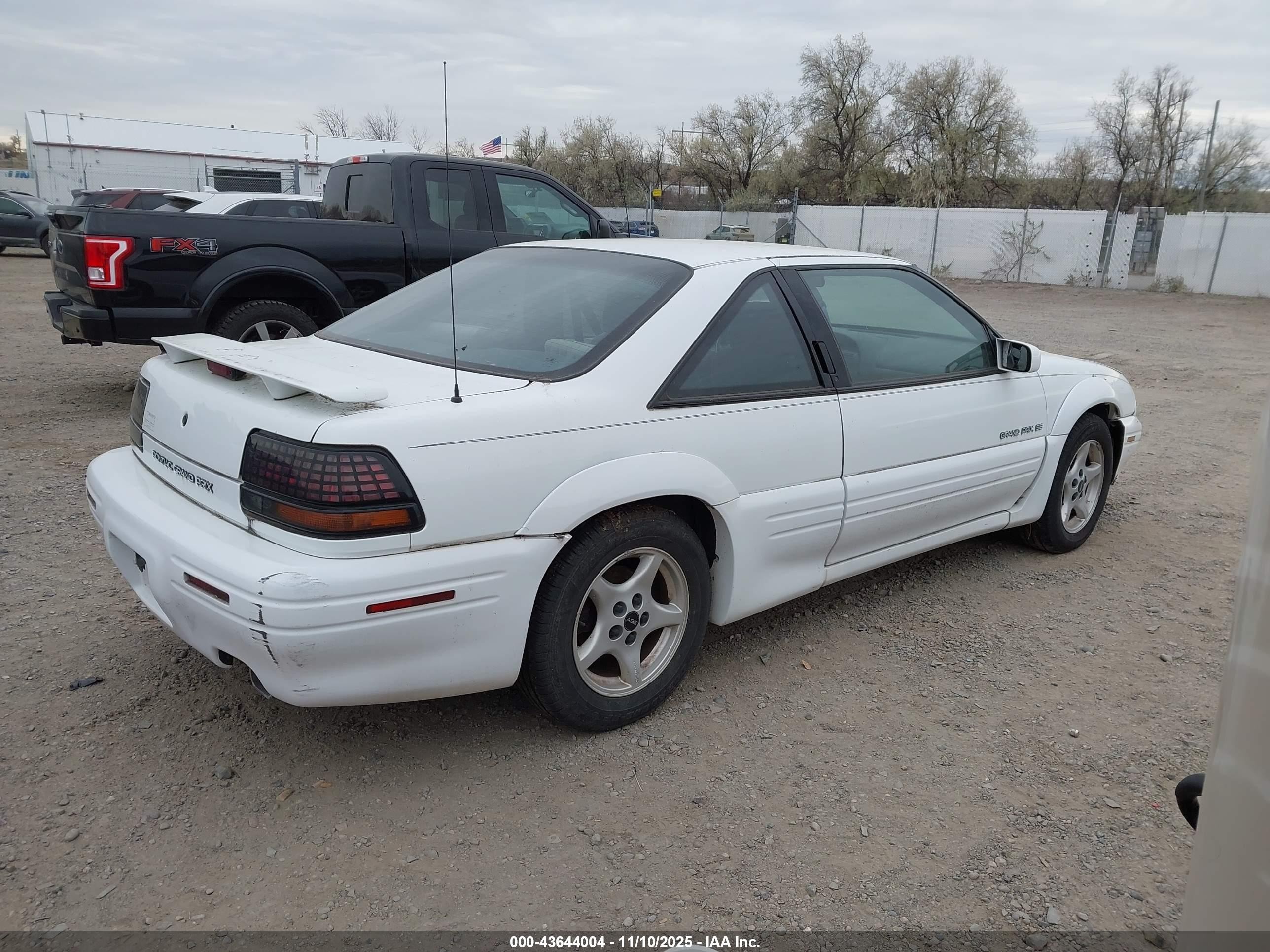 1996 Pontiac Grand Prix Se White vin: 1G2WJ12M8TF211546