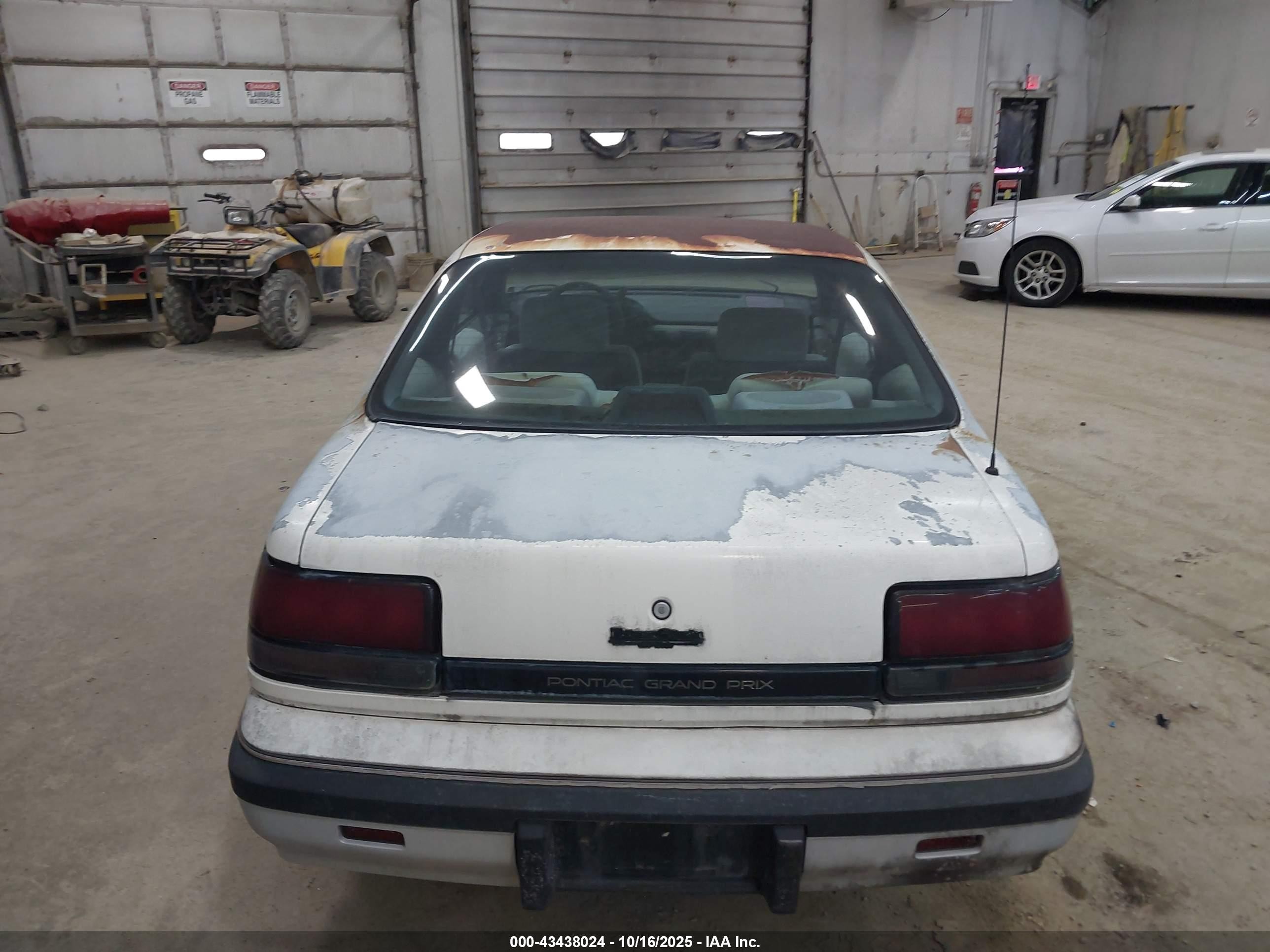 1988 Pontiac Grand Prix Le Белый vin: 1G2WK14W8JF264563