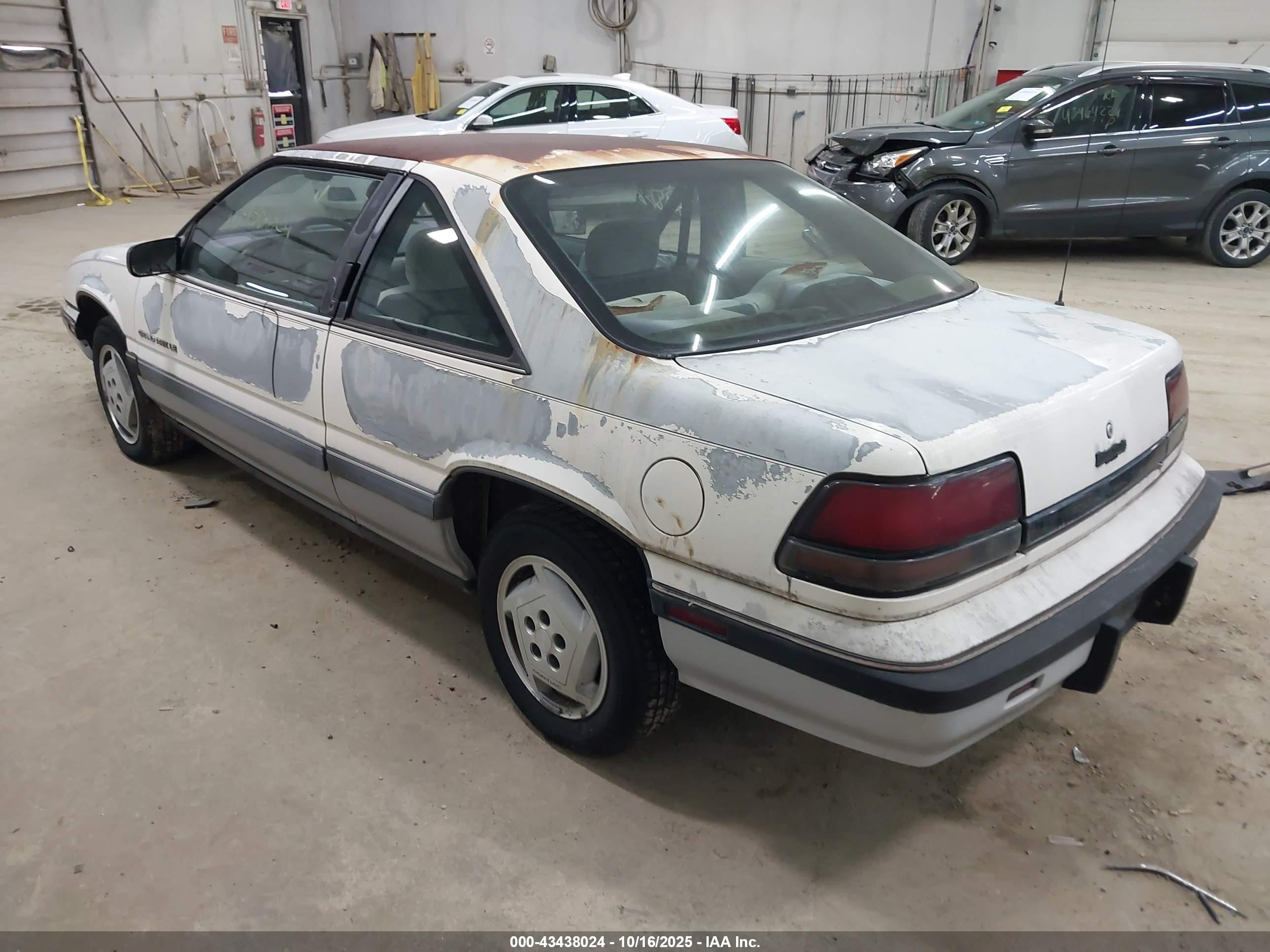 1988 Pontiac Grand Prix Le Белый vin: 1G2WK14W8JF264563