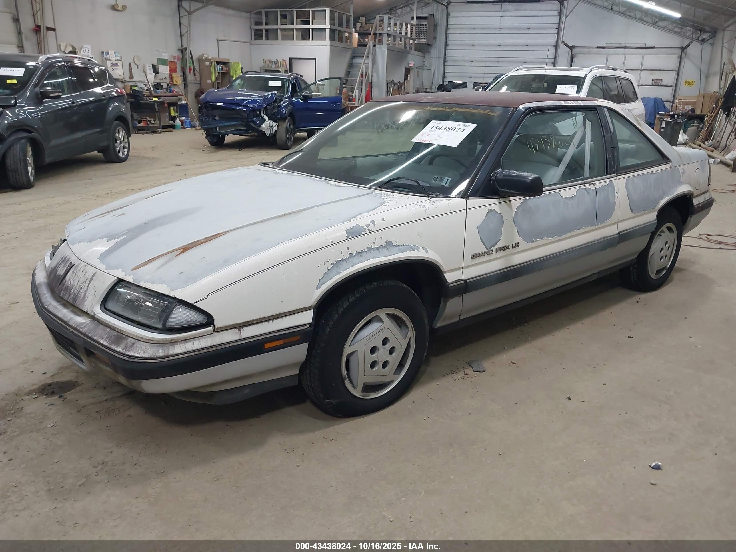 1988 Pontiac Grand Prix Le Белый vin: 1G2WK14W8JF264563