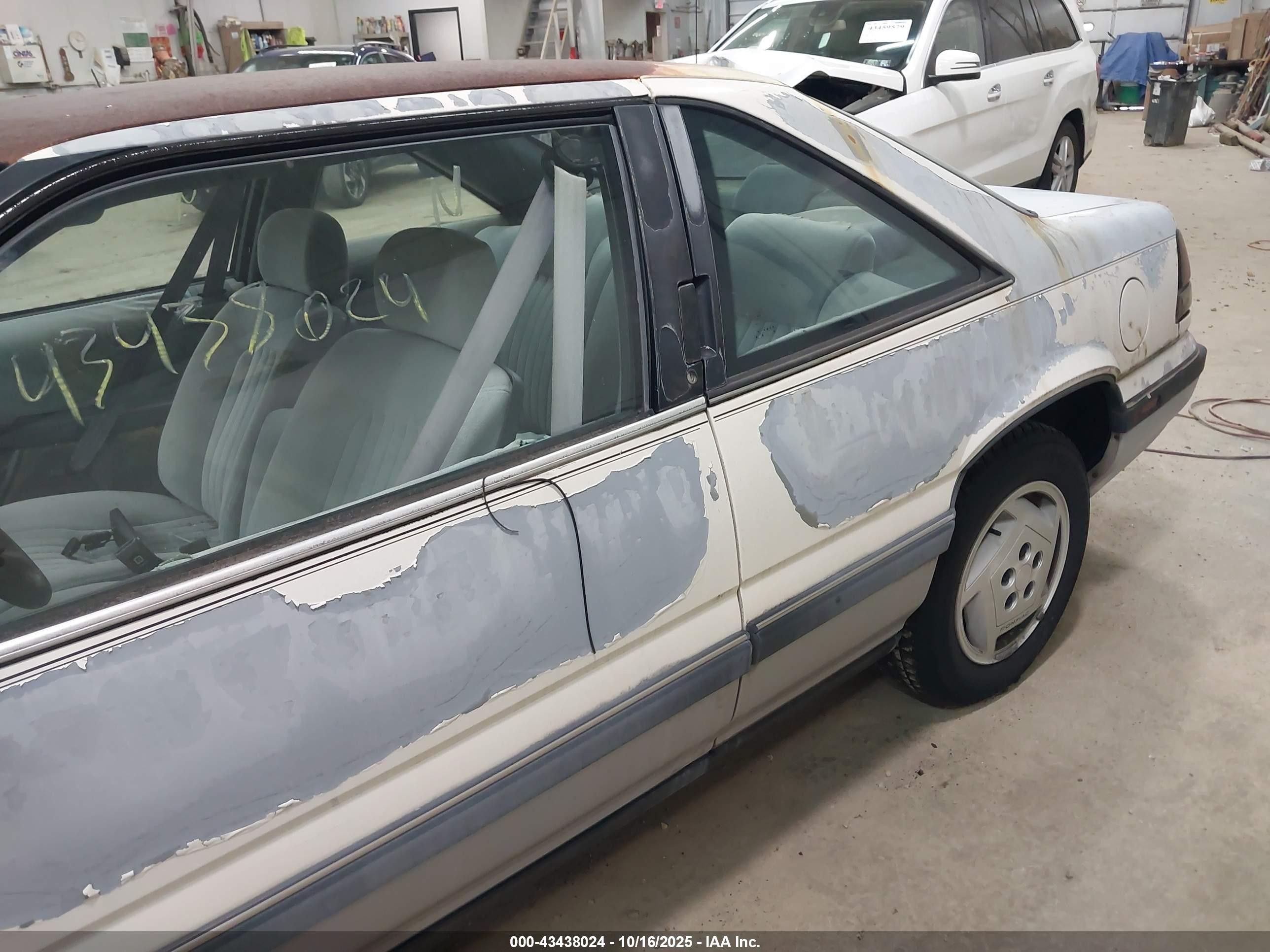 1988 Pontiac Grand Prix Le Белый vin: 1G2WK14W8JF264563