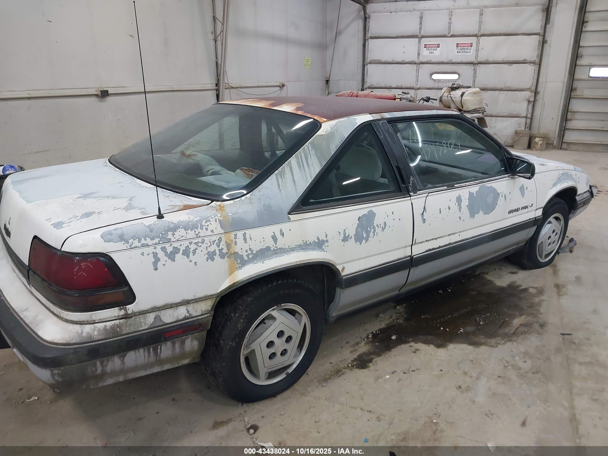 1988 Pontiac Grand Prix Le Белый vin: 1G2WK14W8JF264563