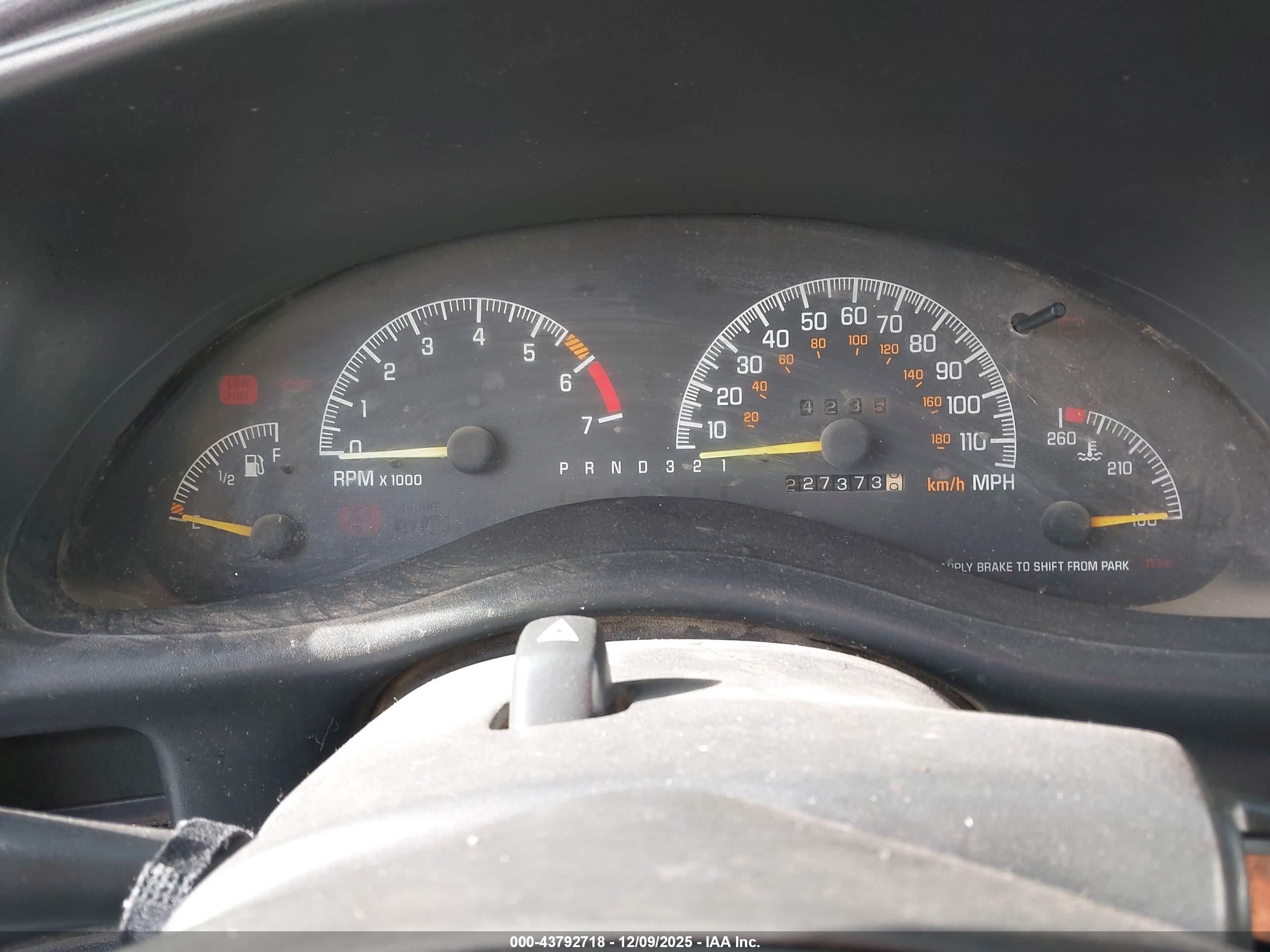 1998 Pontiac Grand Prix Gt Silver vin: 1G2WP12K6WF337373