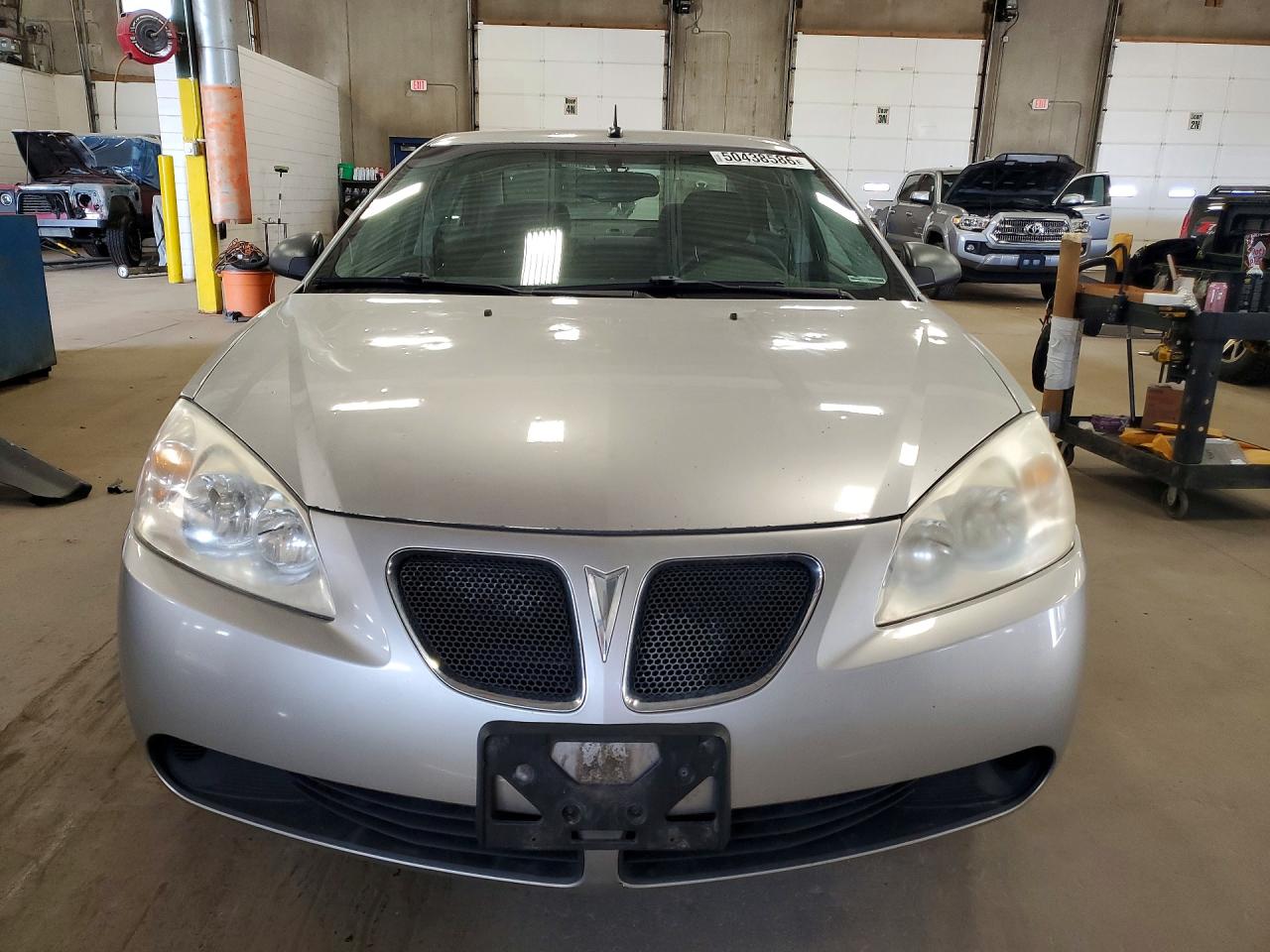 2008 Pontiac G6 Value Leader Silver vin: 1G2ZF57B084173424
