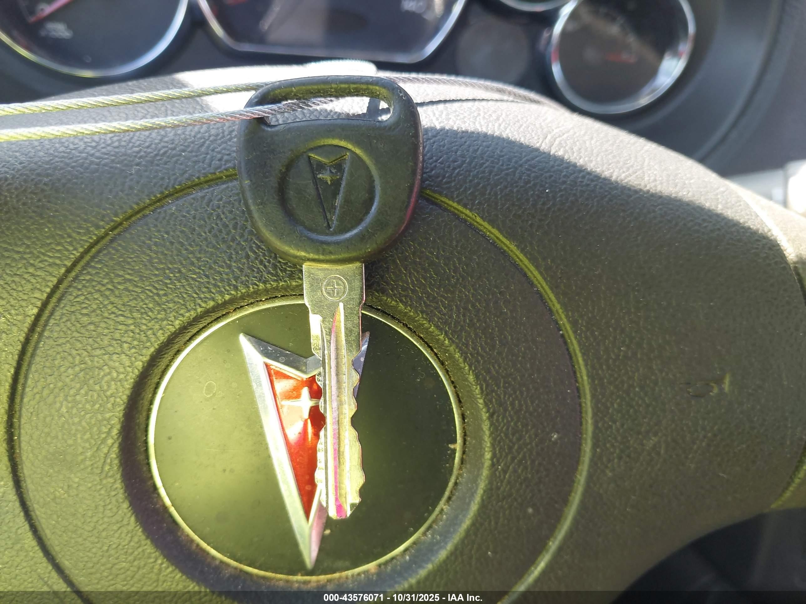 2008 Pontiac G6 Value Leader Red vin: 1G2ZF57B484175614