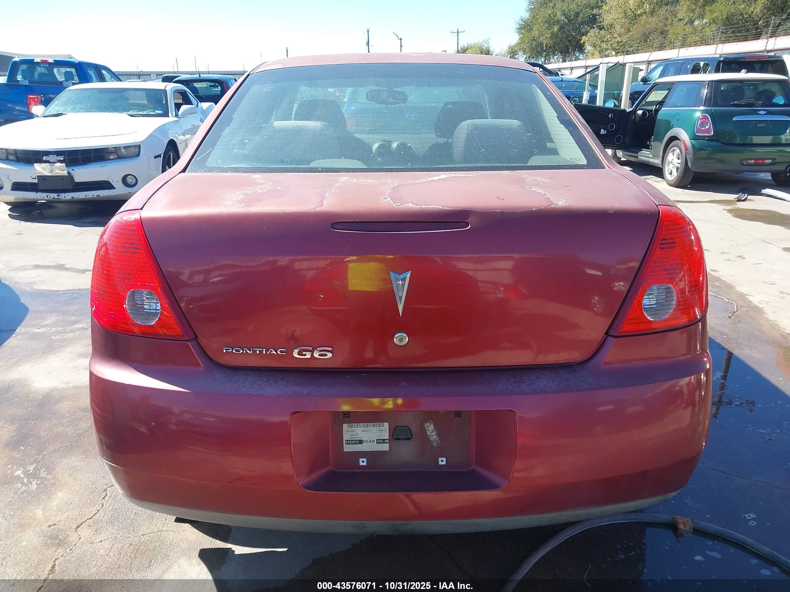 2008 Pontiac G6 Value Leader Red vin: 1G2ZF57B484175614