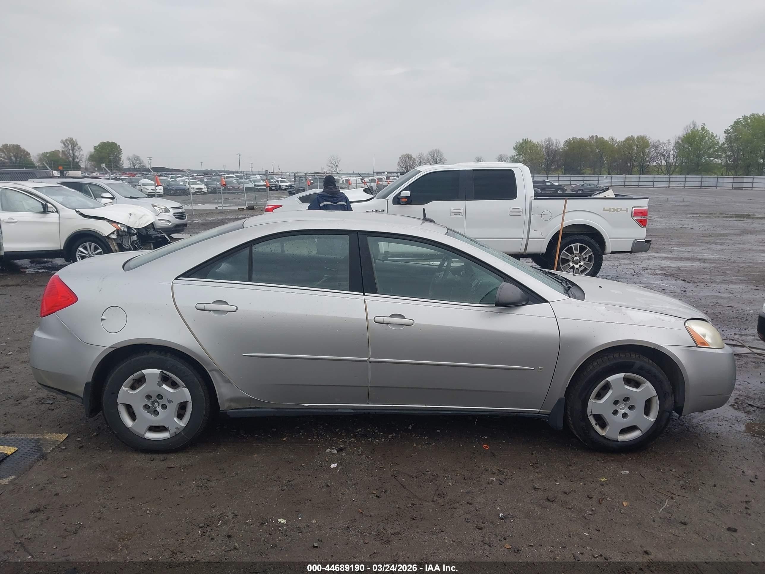 2008 Pontiac G6 Value Leader Серебряный vin: 1G2ZF57B884114413