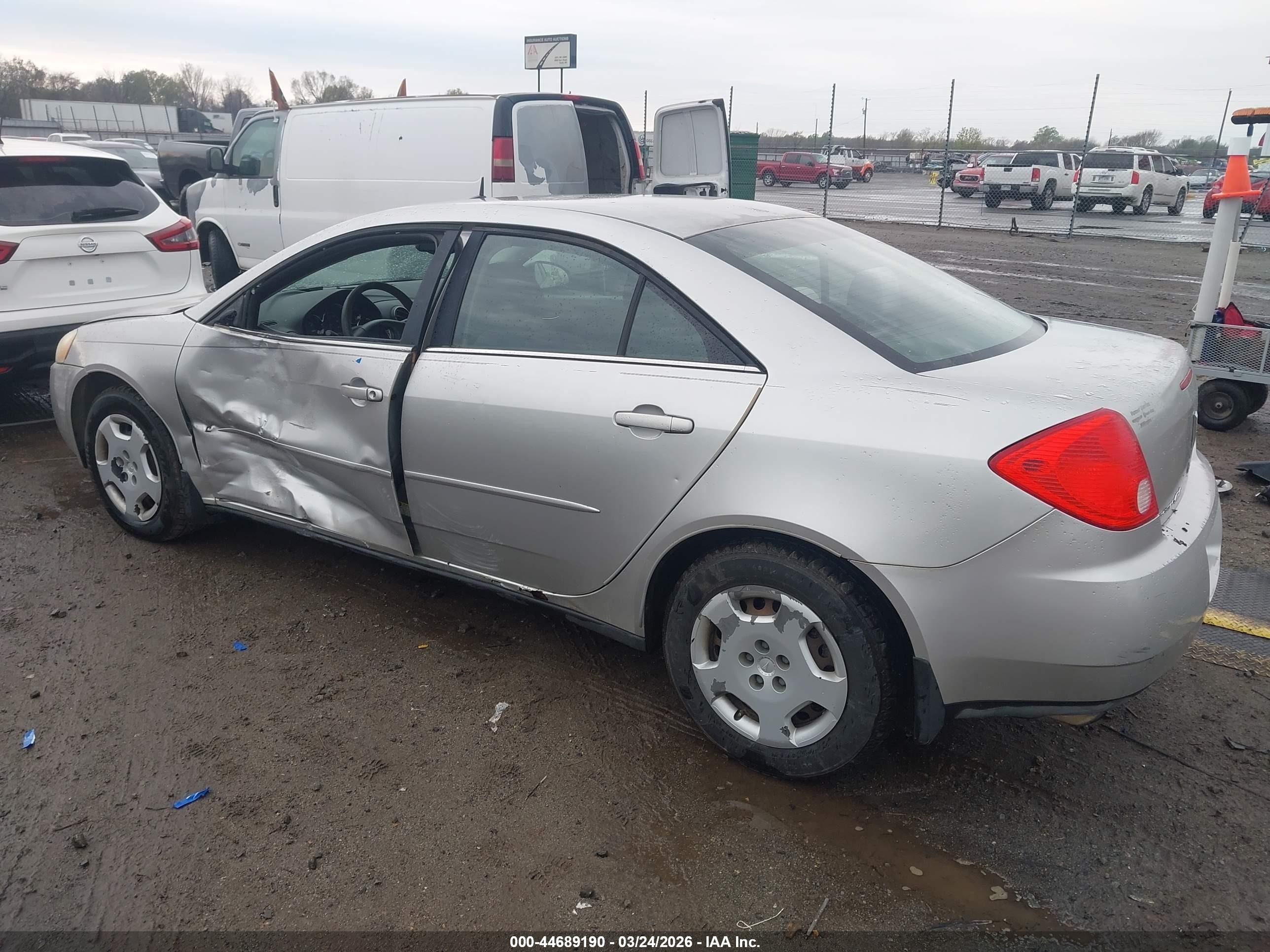 2008 Pontiac G6 Value Leader Серебряный vin: 1G2ZF57B884114413