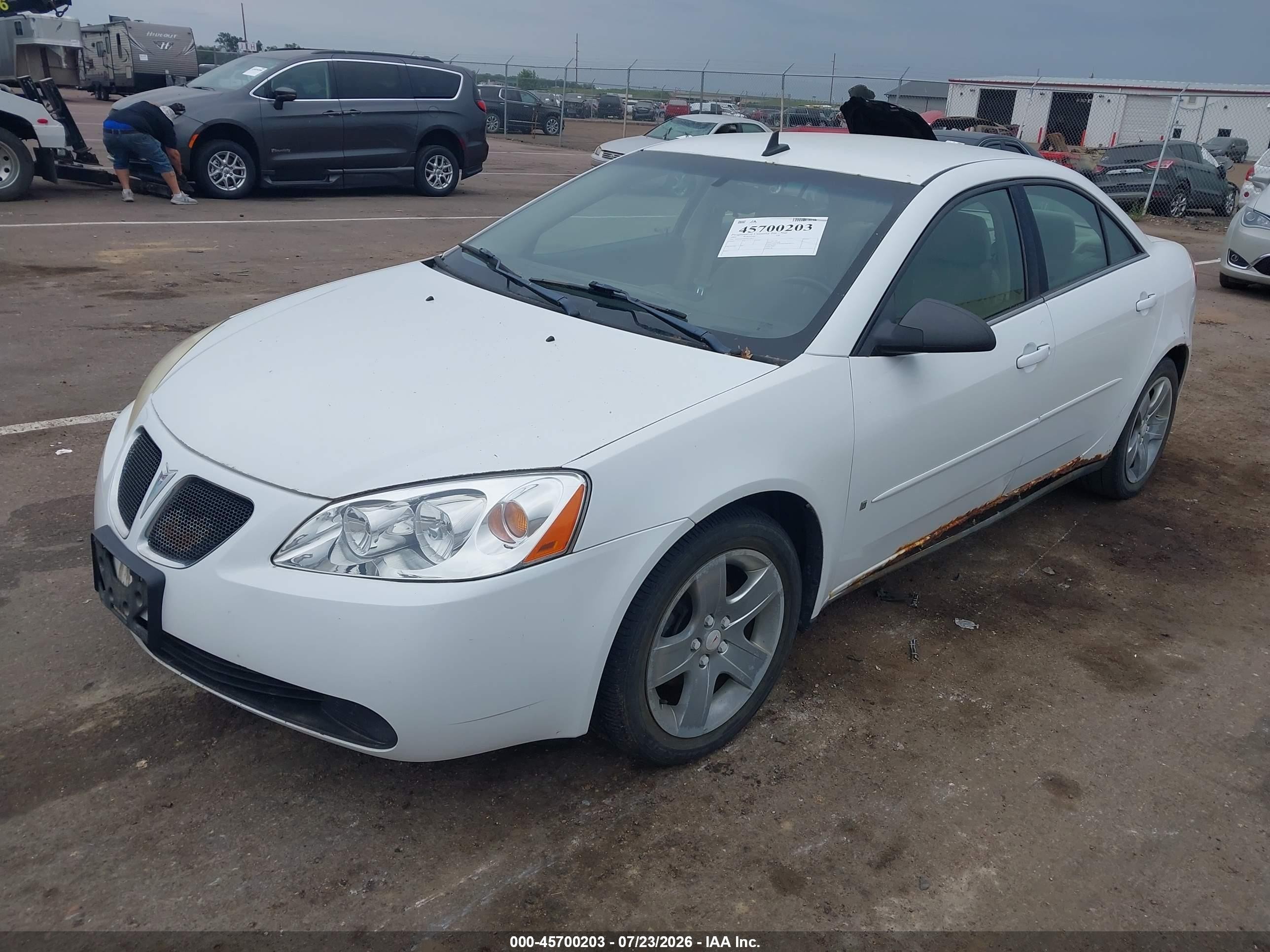 2009 Pontiac G6   White vin: 1G2ZG57B094219431