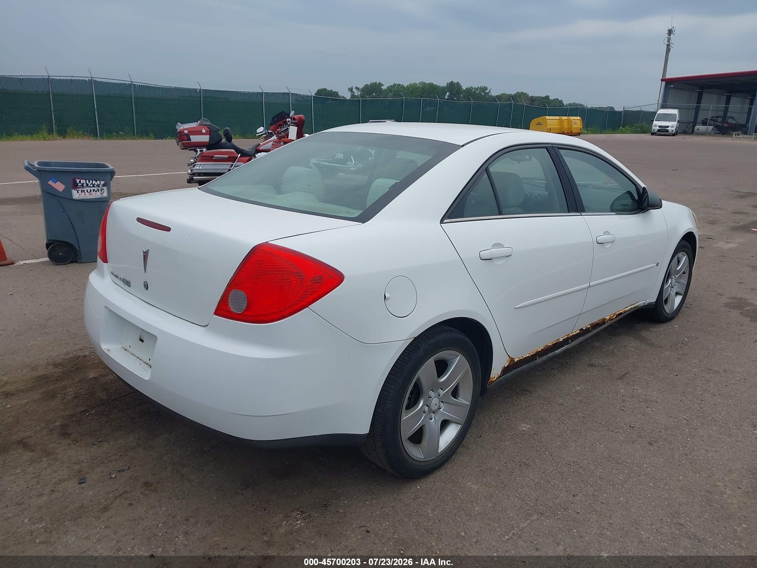 2009 Pontiac G6   White vin: 1G2ZG57B094219431