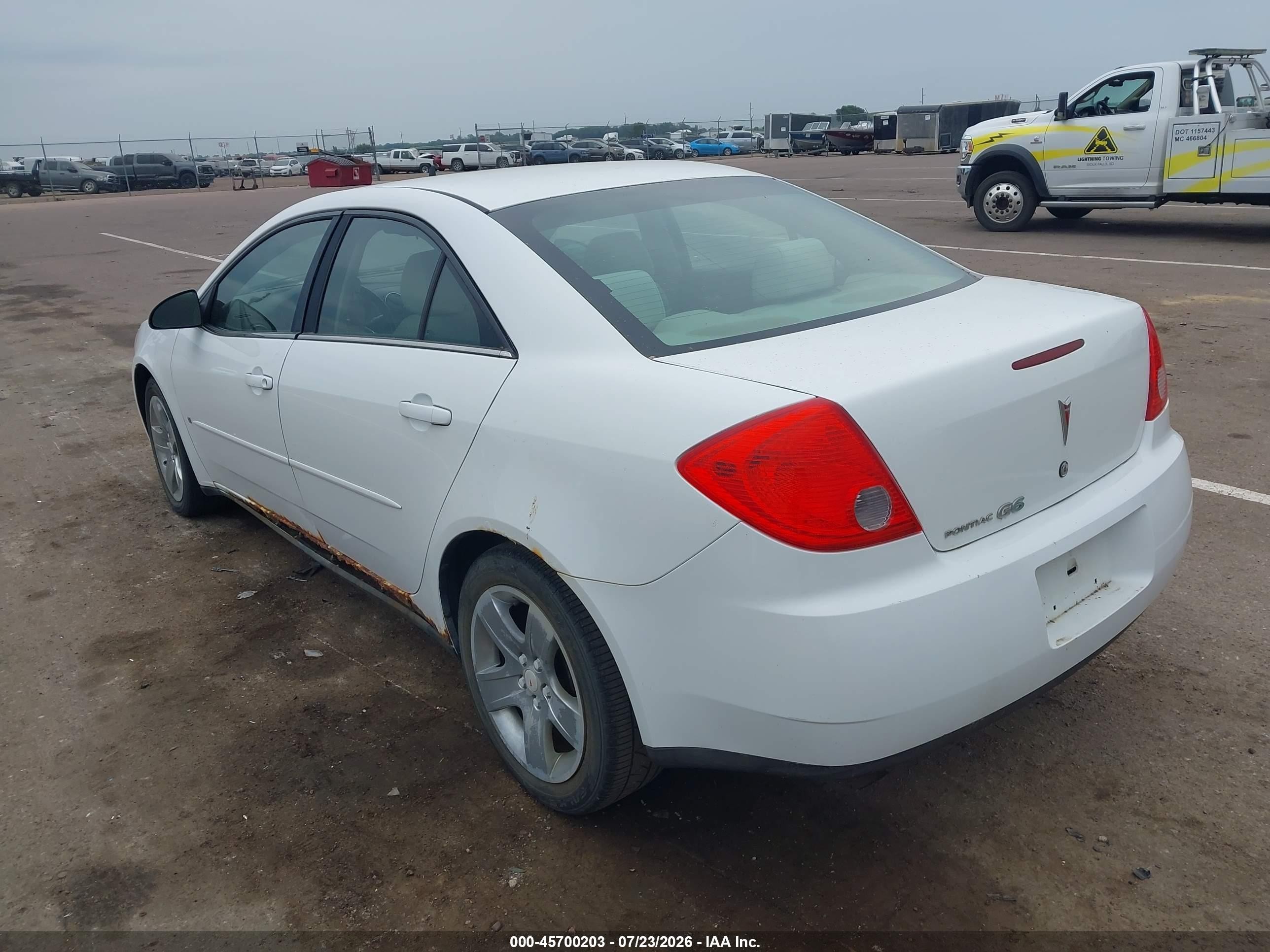 2009 Pontiac G6   White vin: 1G2ZG57B094219431