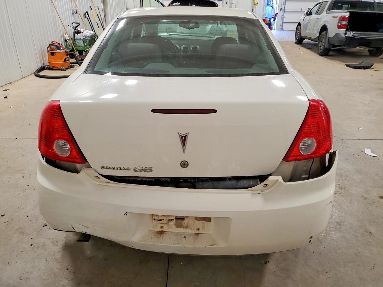 2008 Pontiac G6 Base White vin: 1G2ZG57B984172544