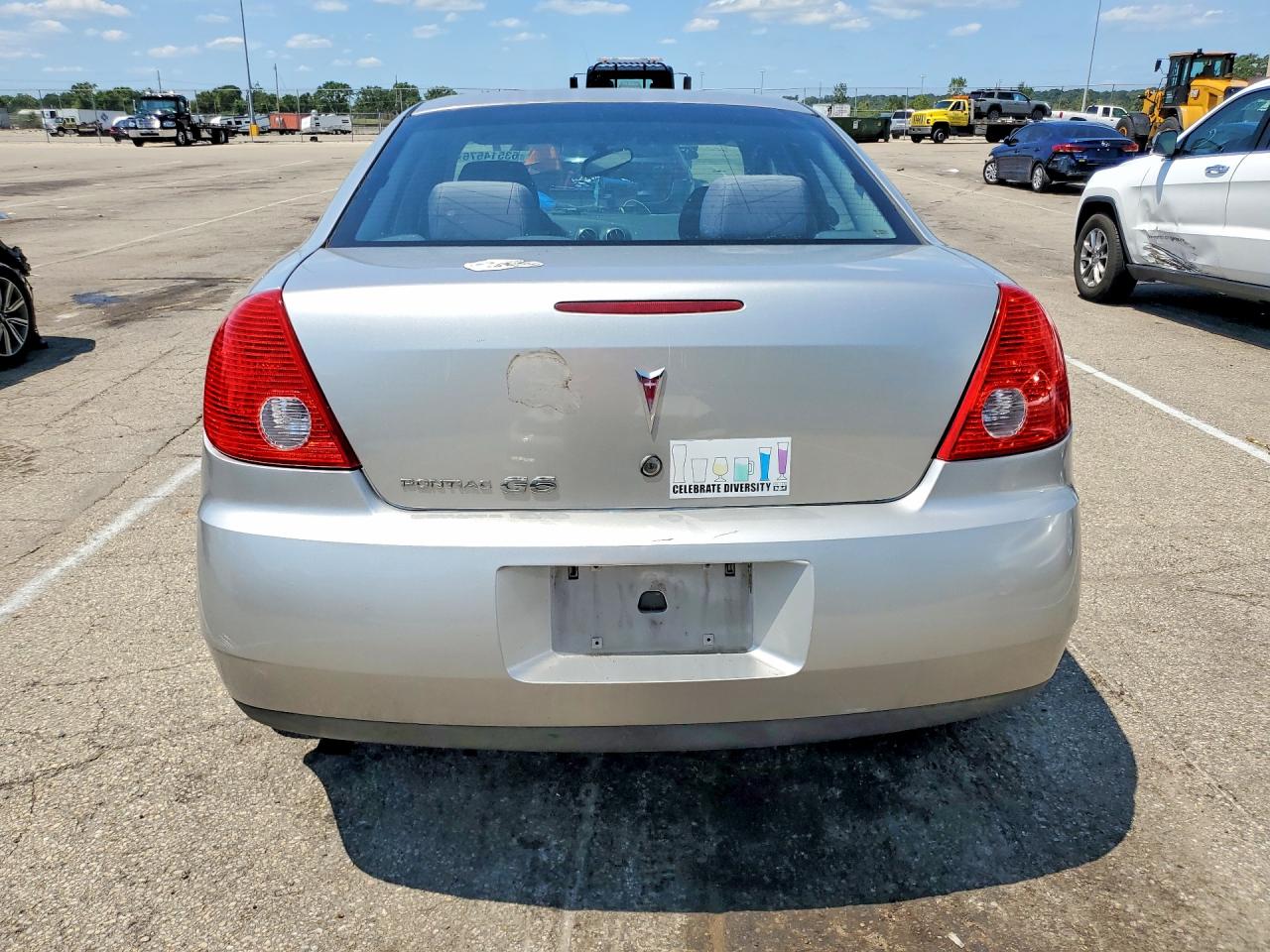 2008 Pontiac G6 Base Silver vin: 1G2ZG57BX84232136