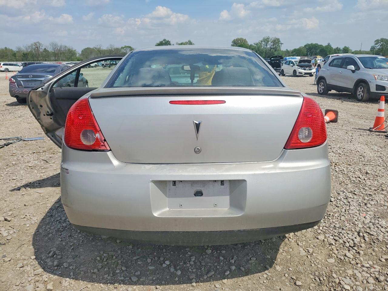 2008 Pontiac G6 Base Silver vin: 1G2ZG57N184295474