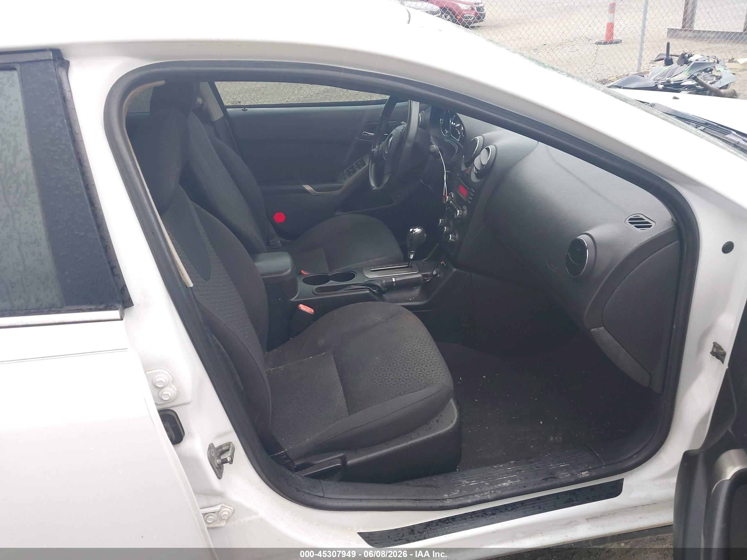2009 Pontiac G6   Белый vin: 1G2ZG57N694227480