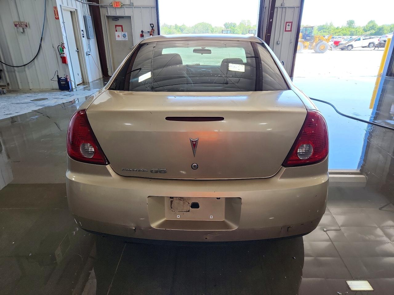 2007 Pontiac G6 Base Gold vin: 1G2ZG58B274188582